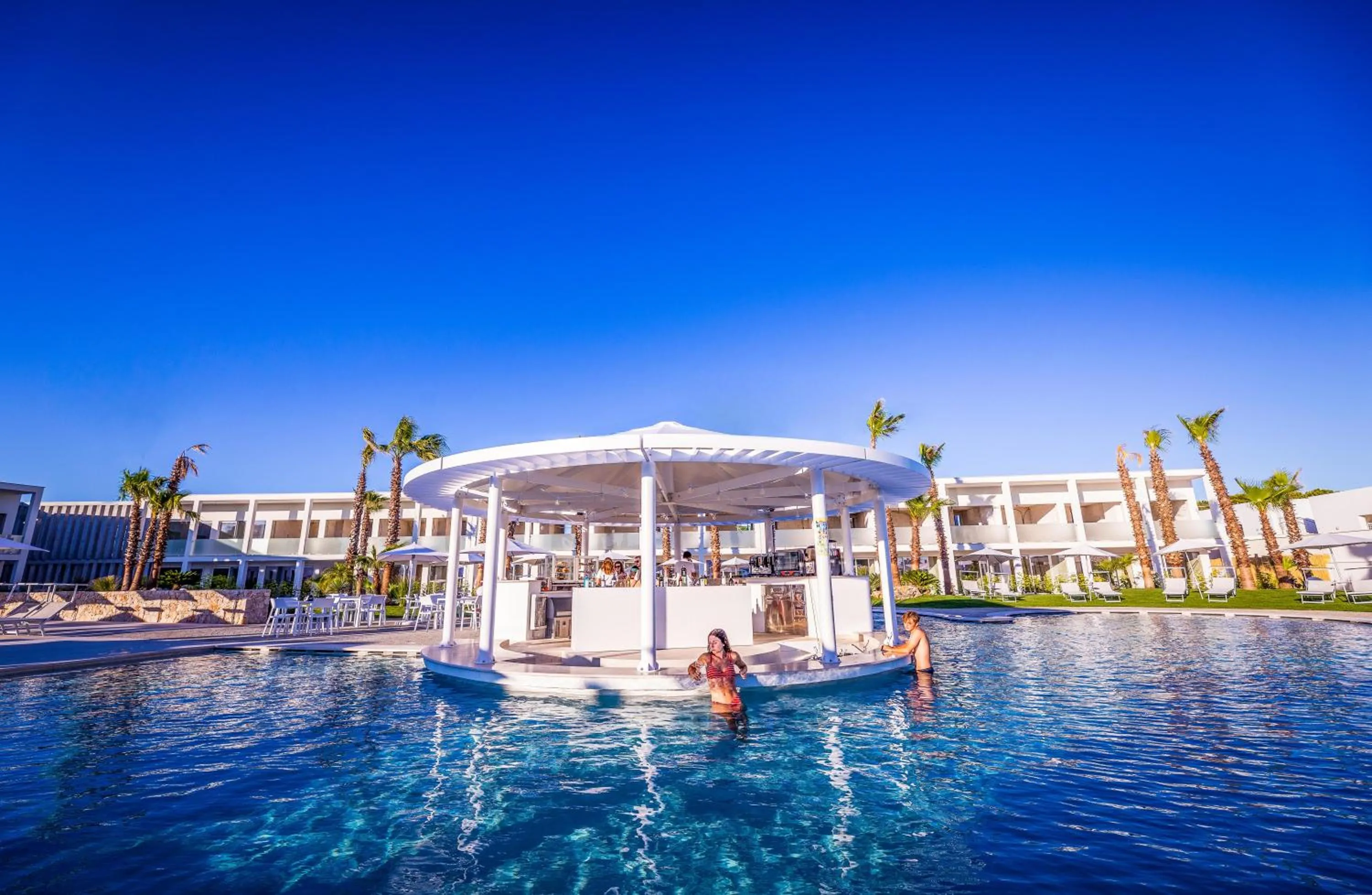 Swimming pool in Marelive - CDSHotels