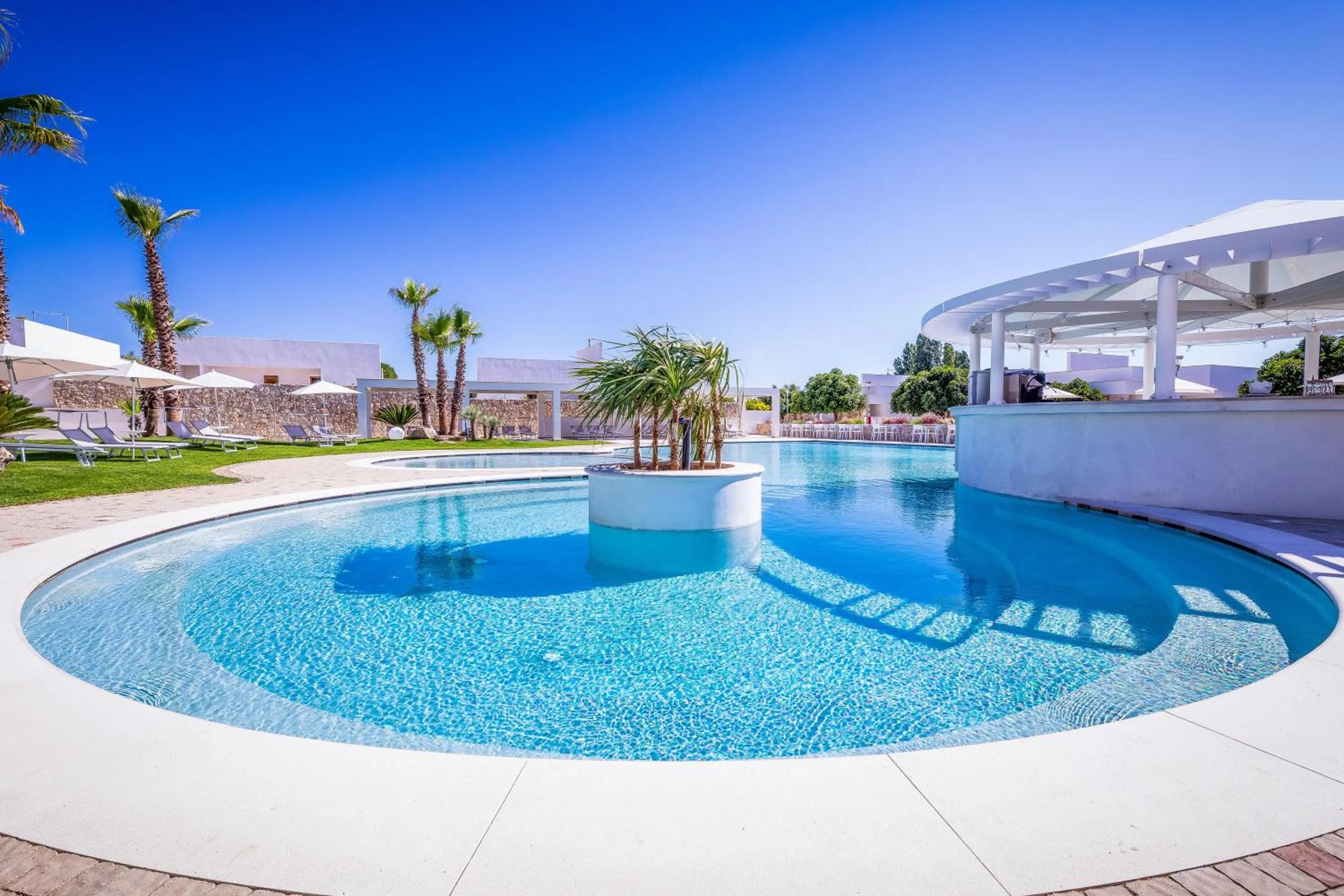 Swimming pool in Marelive - CDSHotels