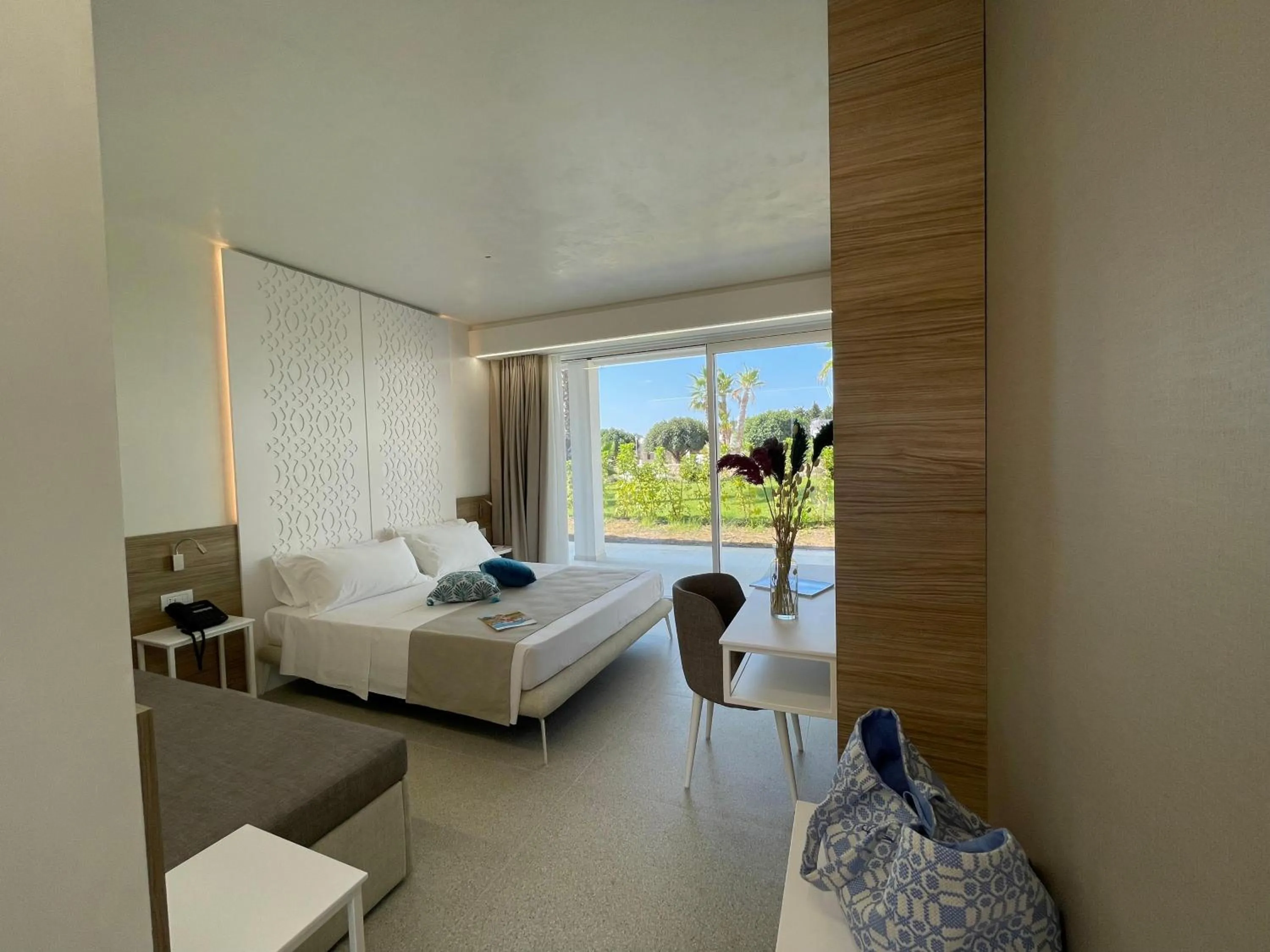 Photo of the whole room, Bed in Marelive - CDSHotels