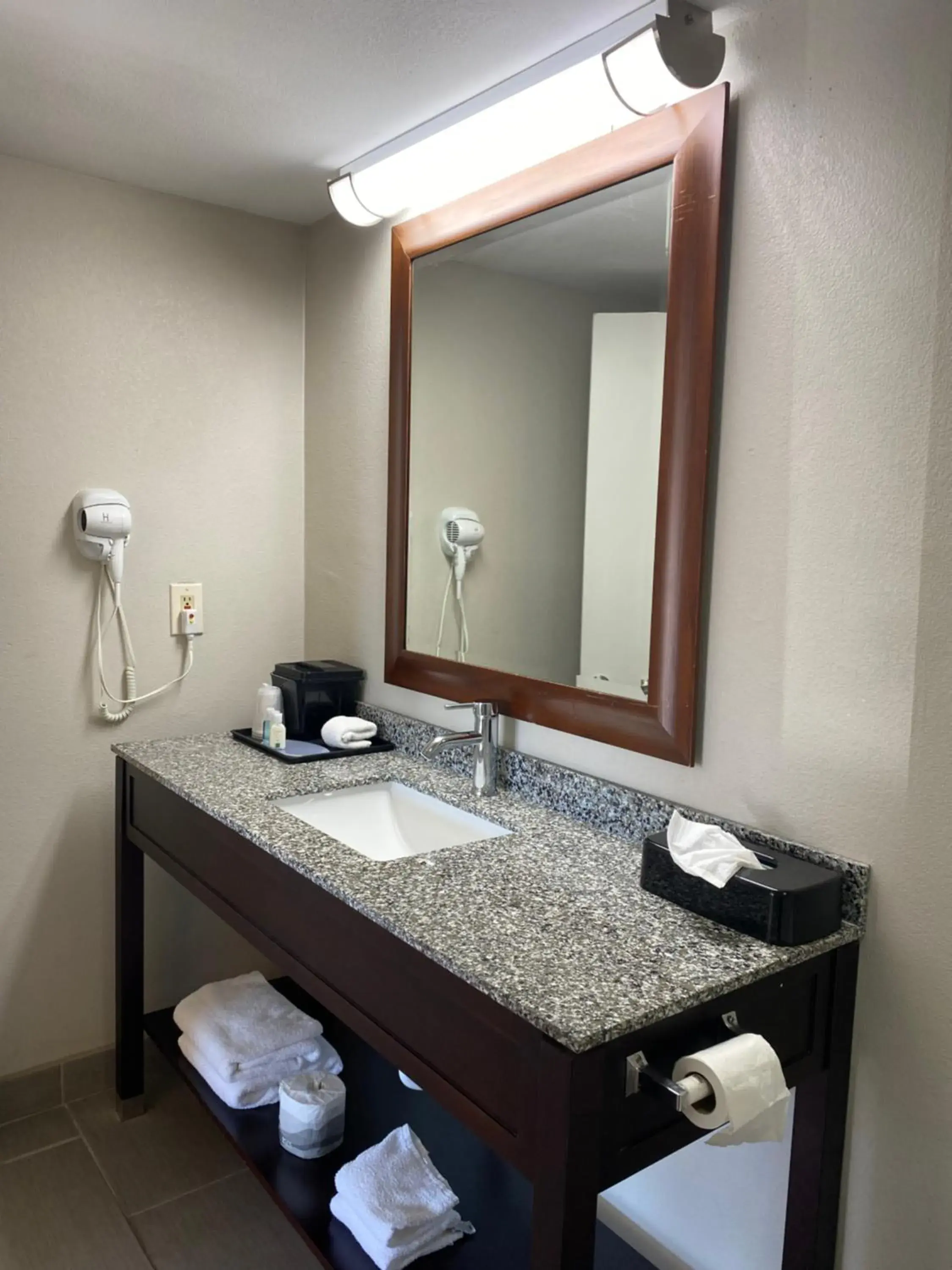 hair dryier in Cambridge Inn hair dryier in Cambridge Inn