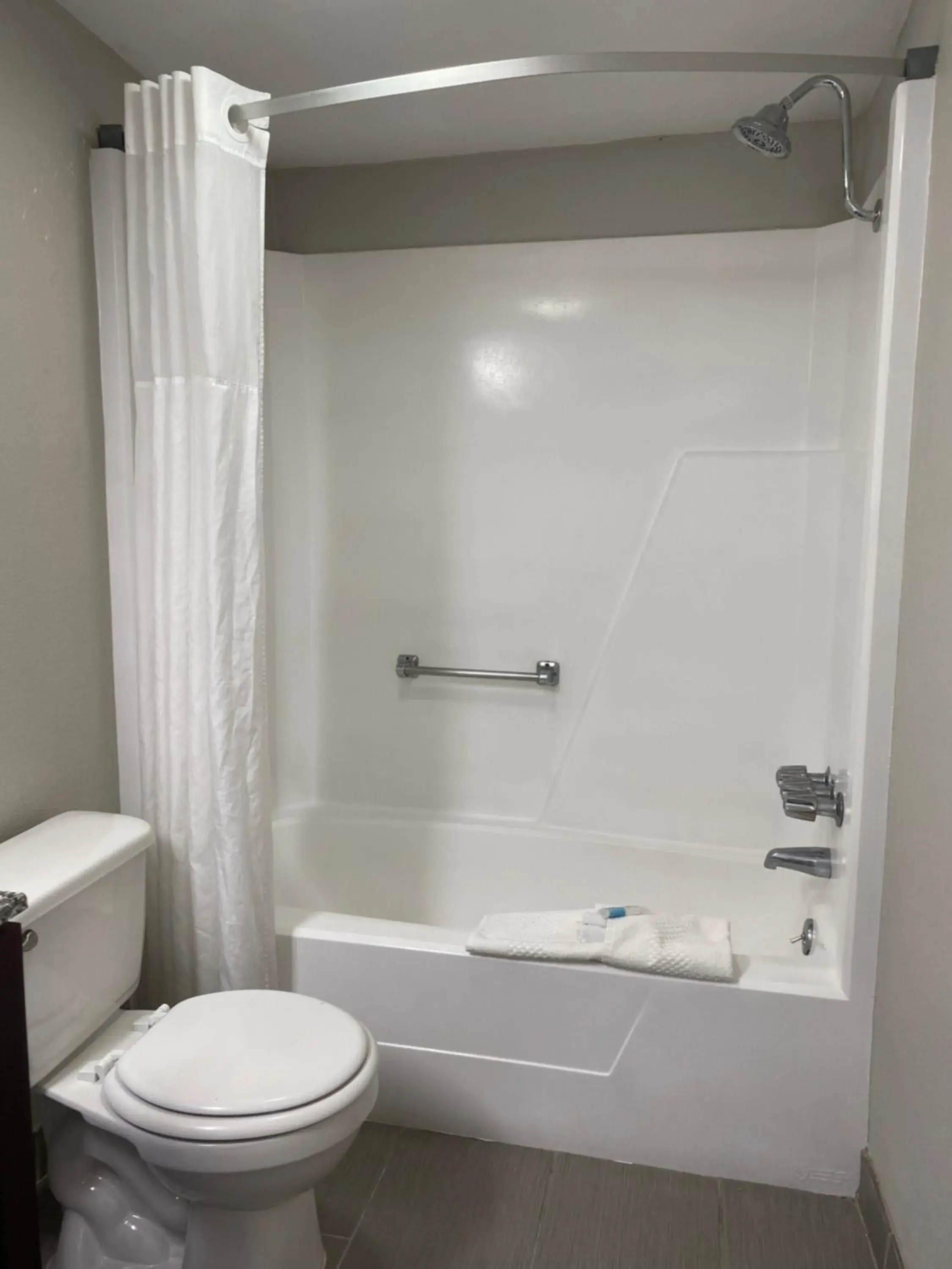 Shower in Cambridge Inn Shower in Cambridge Inn