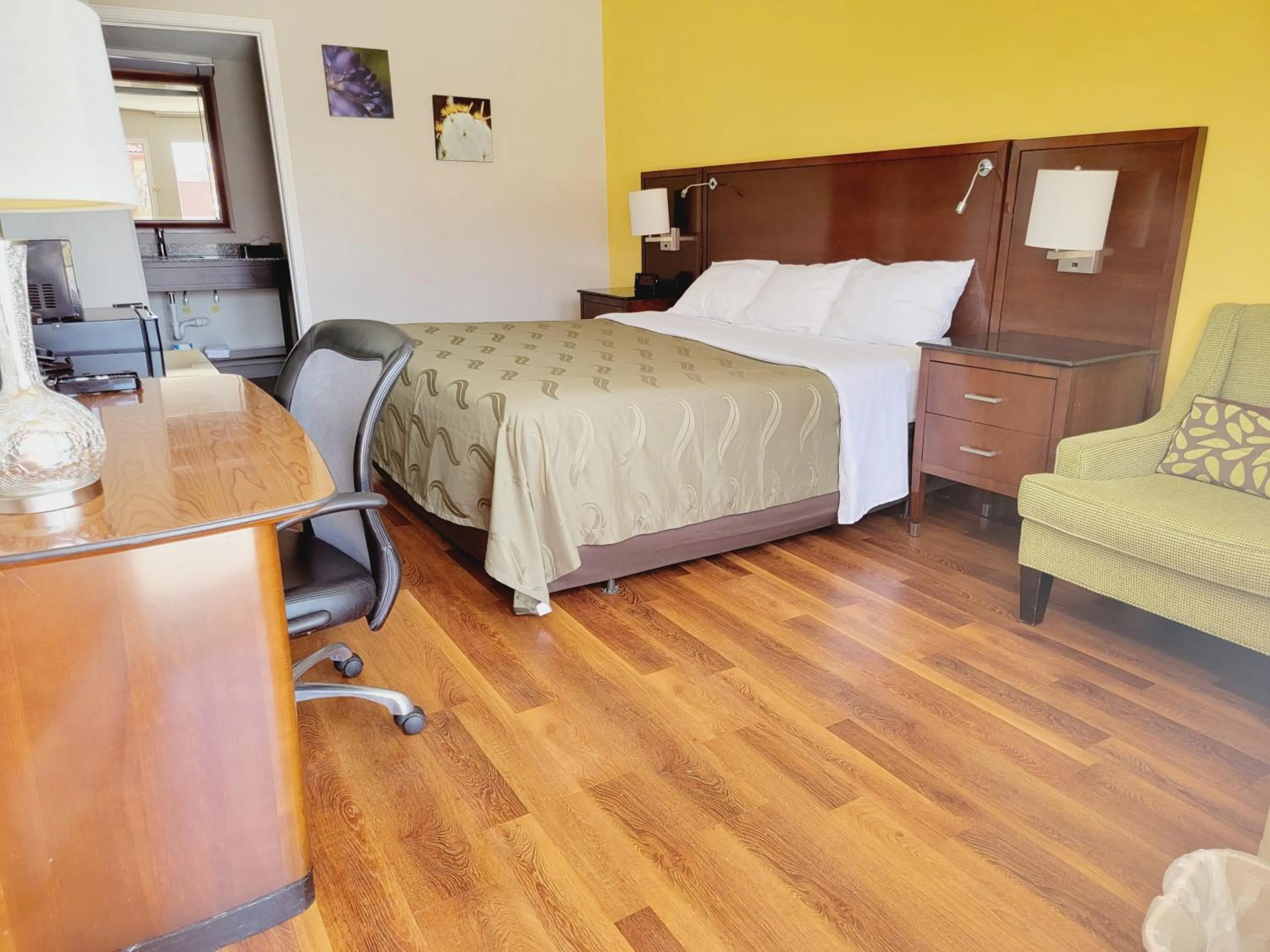 Photo of the whole room, Bed in Cambridge Inn