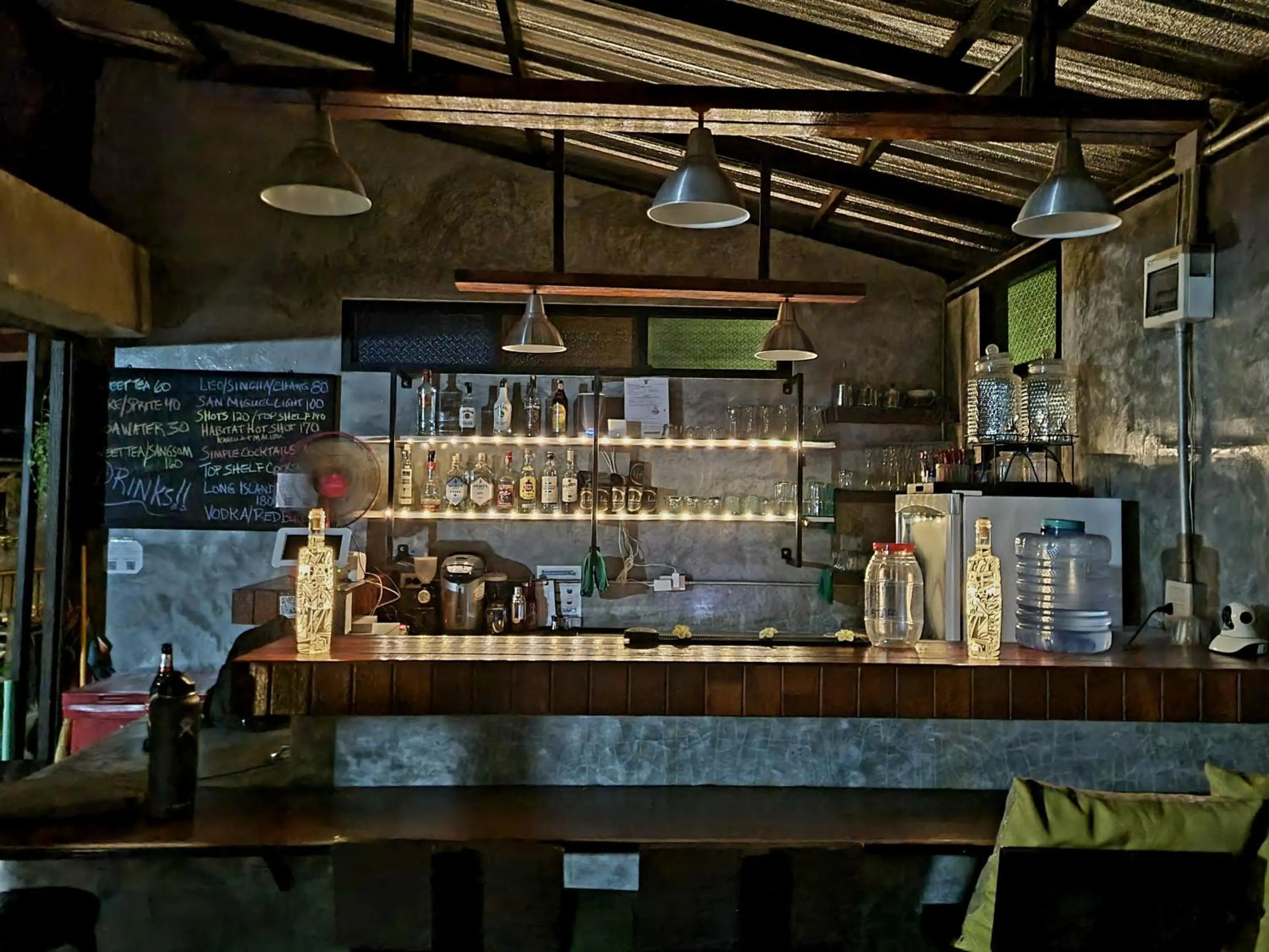 Restaurant/places to eat in Cha-Cha Hotel