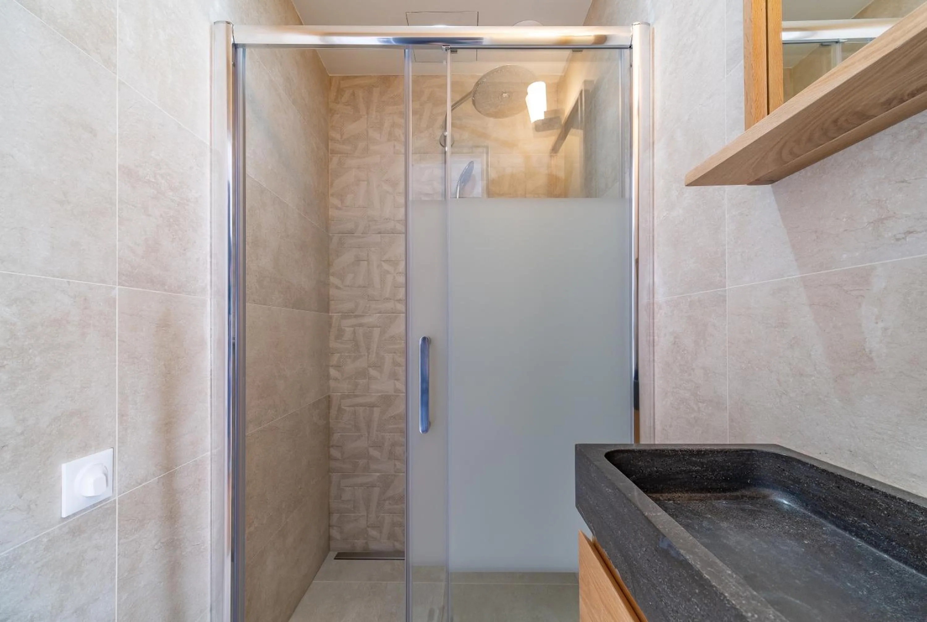 Shower in FRATERNiTY-HOTEL
