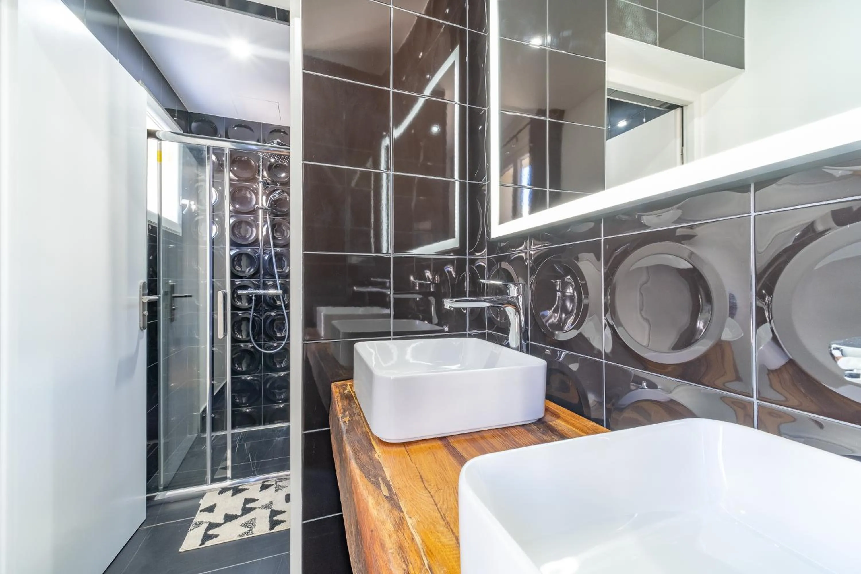 Shower in FRATERNiTY-HOTEL