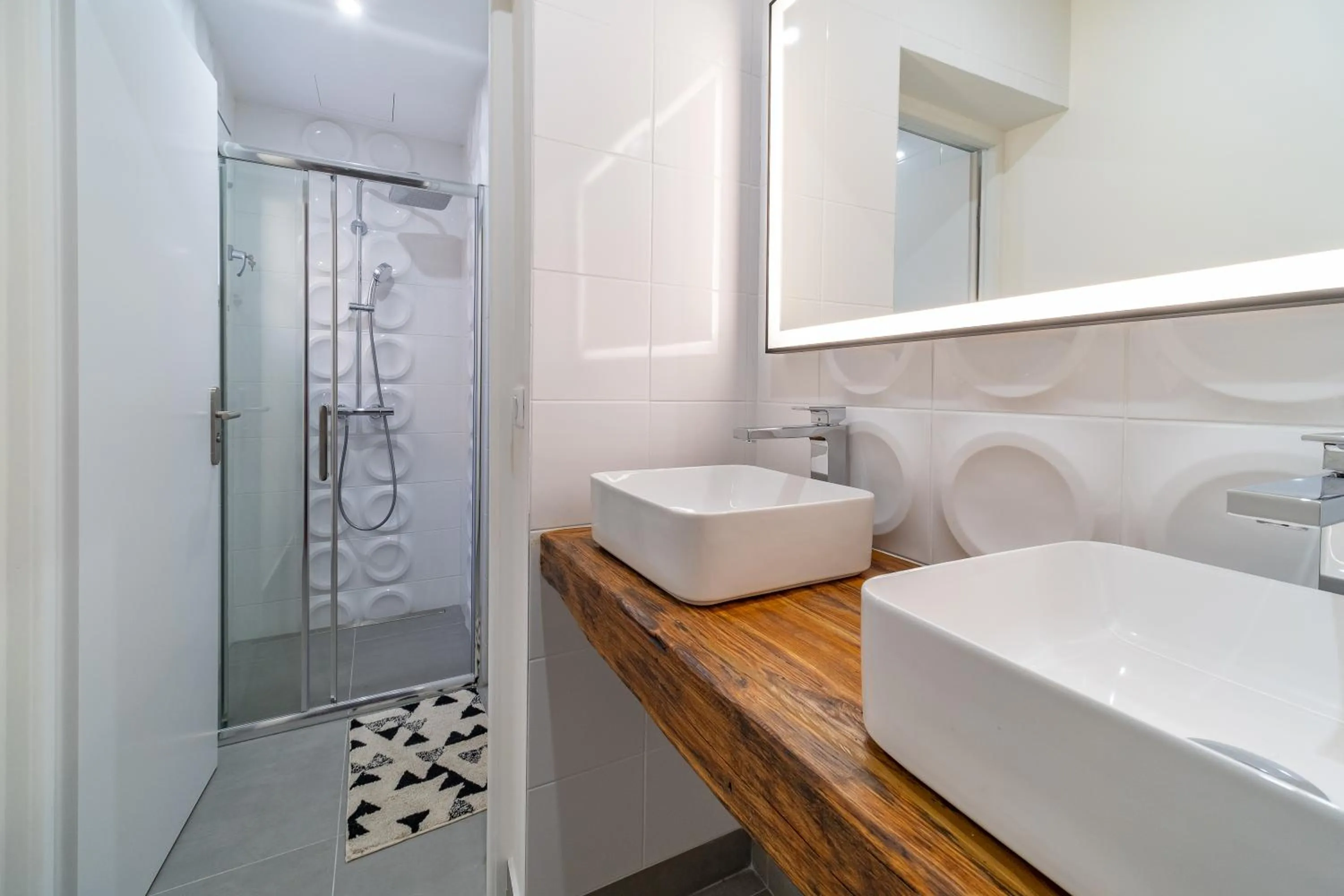 Shower in FRATERNiTY-HOTEL