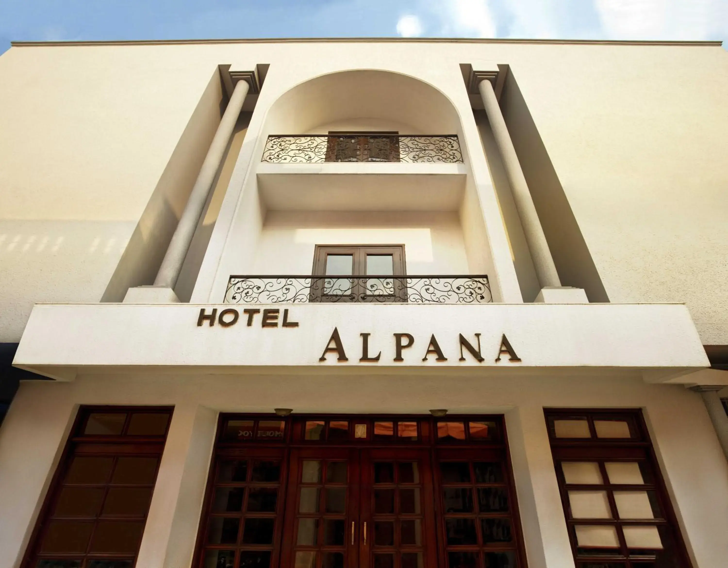 Facade/entrance in Hotel Alpana Facade/entrance in Hotel Alpana