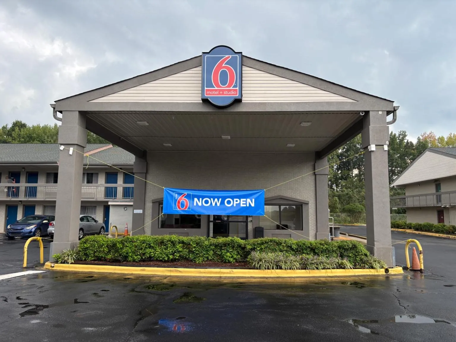 Property building in Studio 6 Suites Charlotte, NC Northlake