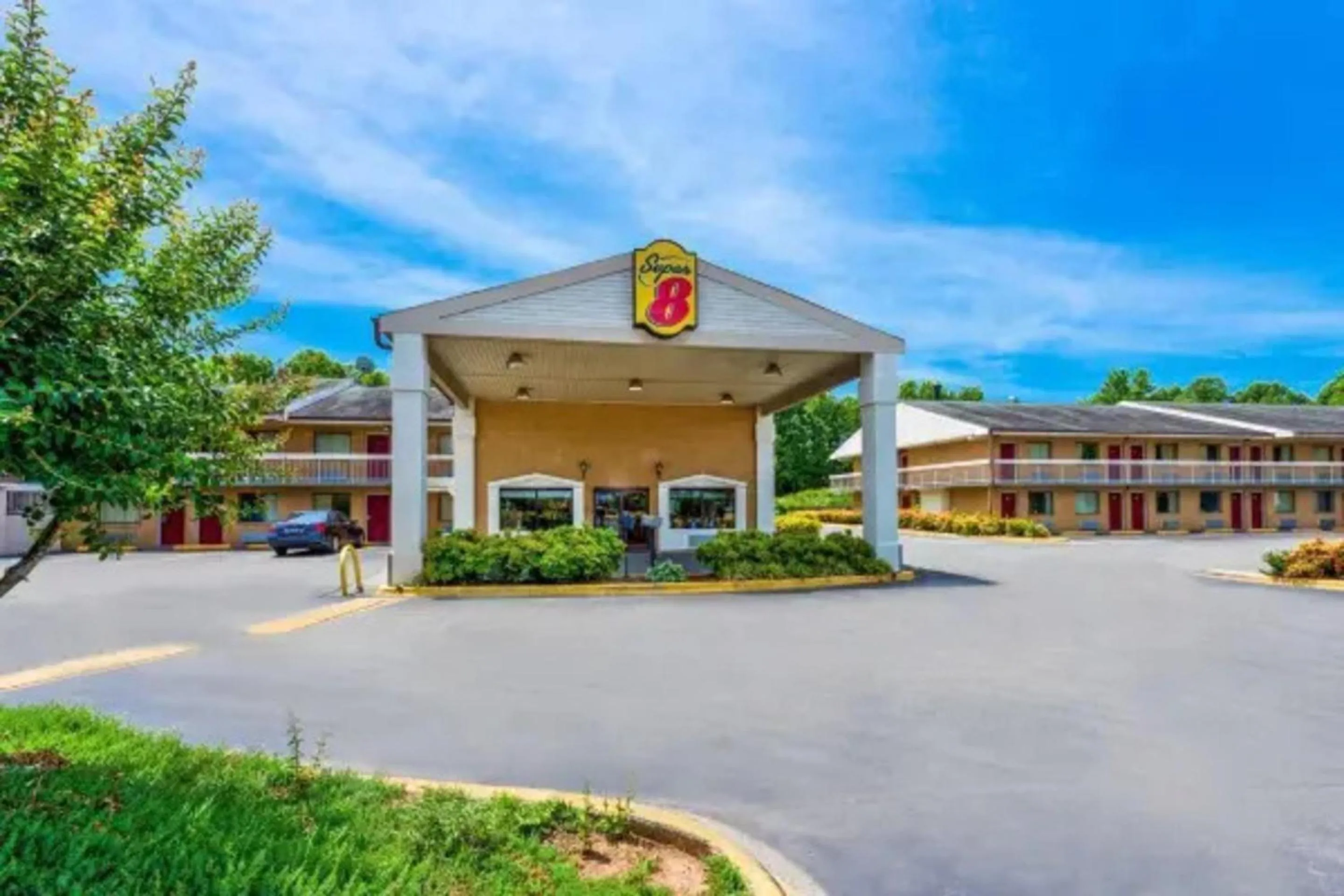 Property building in Studio 6 Suites Charlotte, NC Northlake