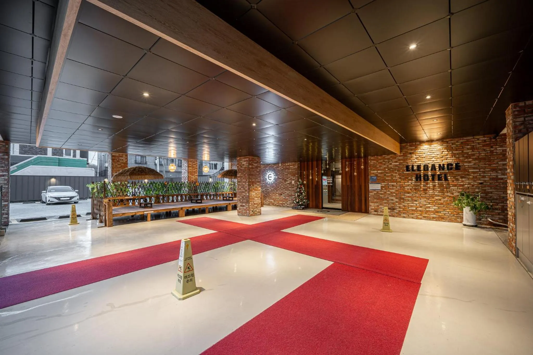 Elegance hotel hwangridan