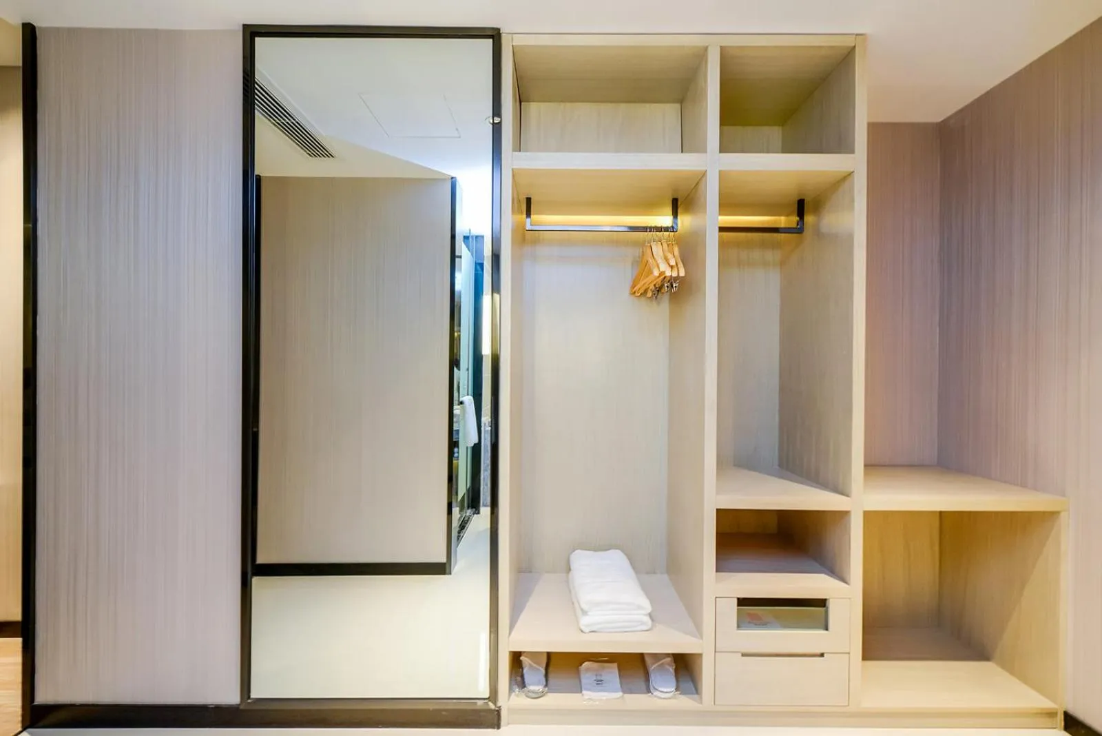 wardrobe in Echarm Hotel Chongqing Dadukou Commercial Center Xinshancun Metro Station Branch