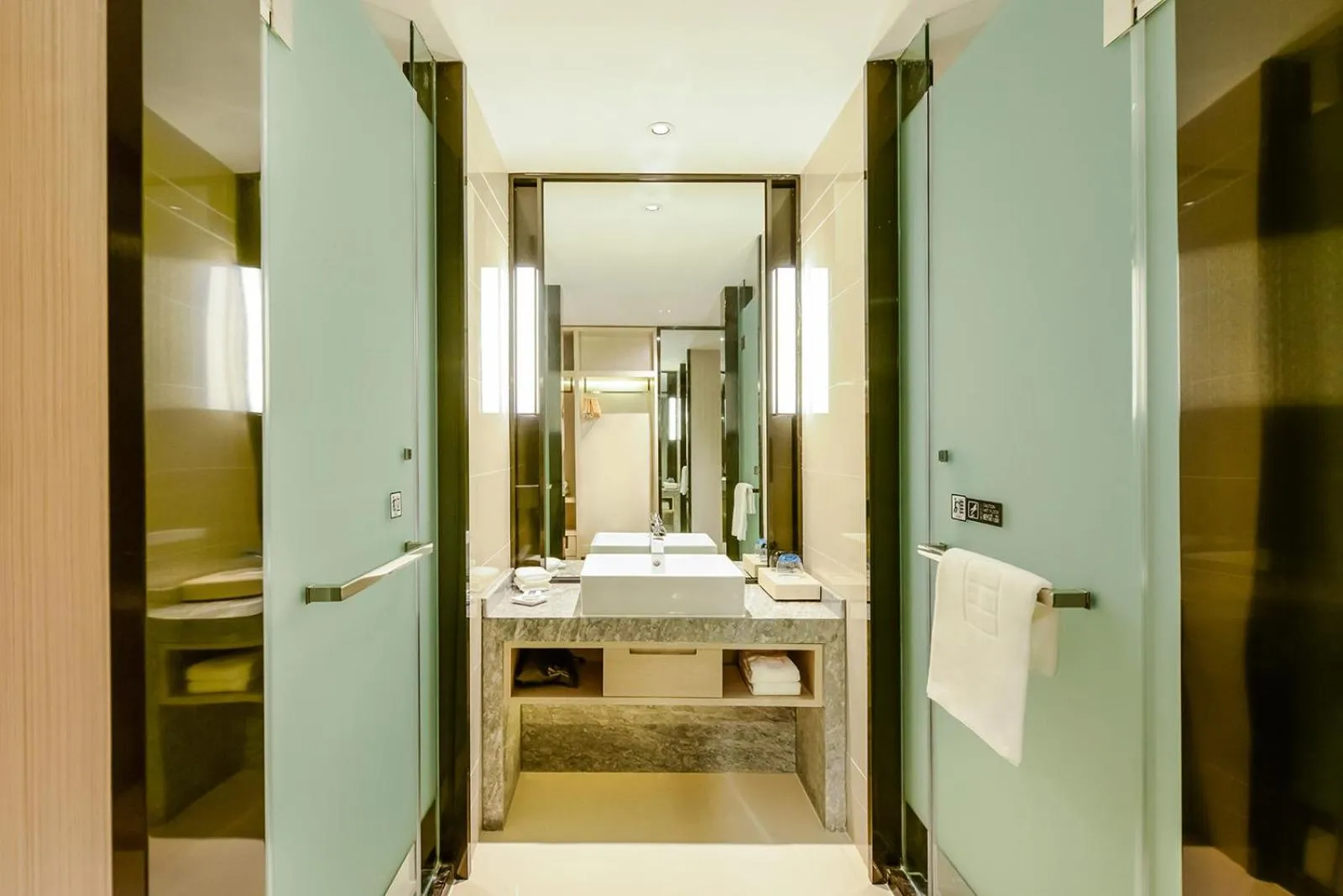 Bathroom in Echarm Hotel Chongqing Dadukou Commercial Center Xinshancun Metro Station Branch