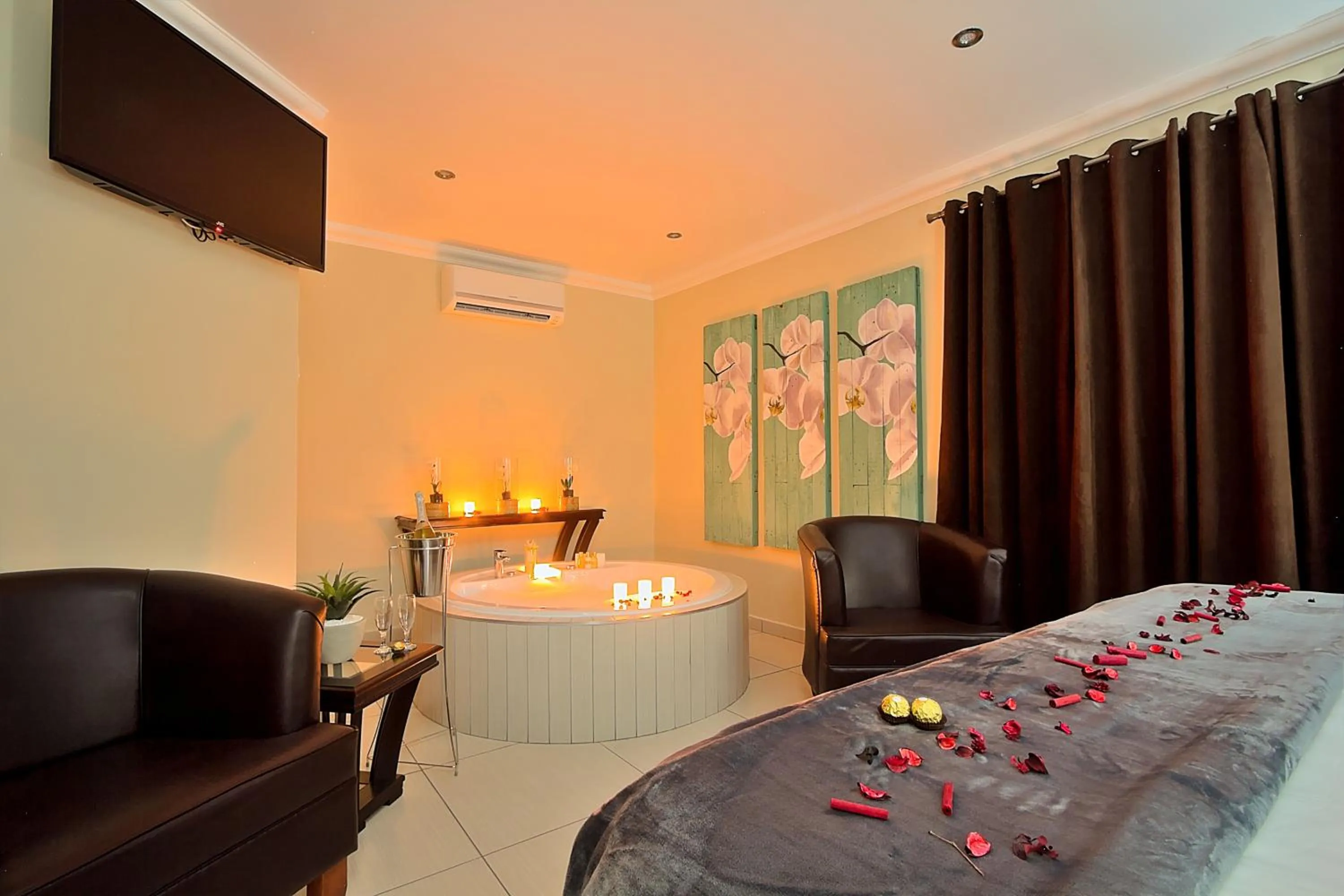 Bathroom, Bed in Gecko Inn