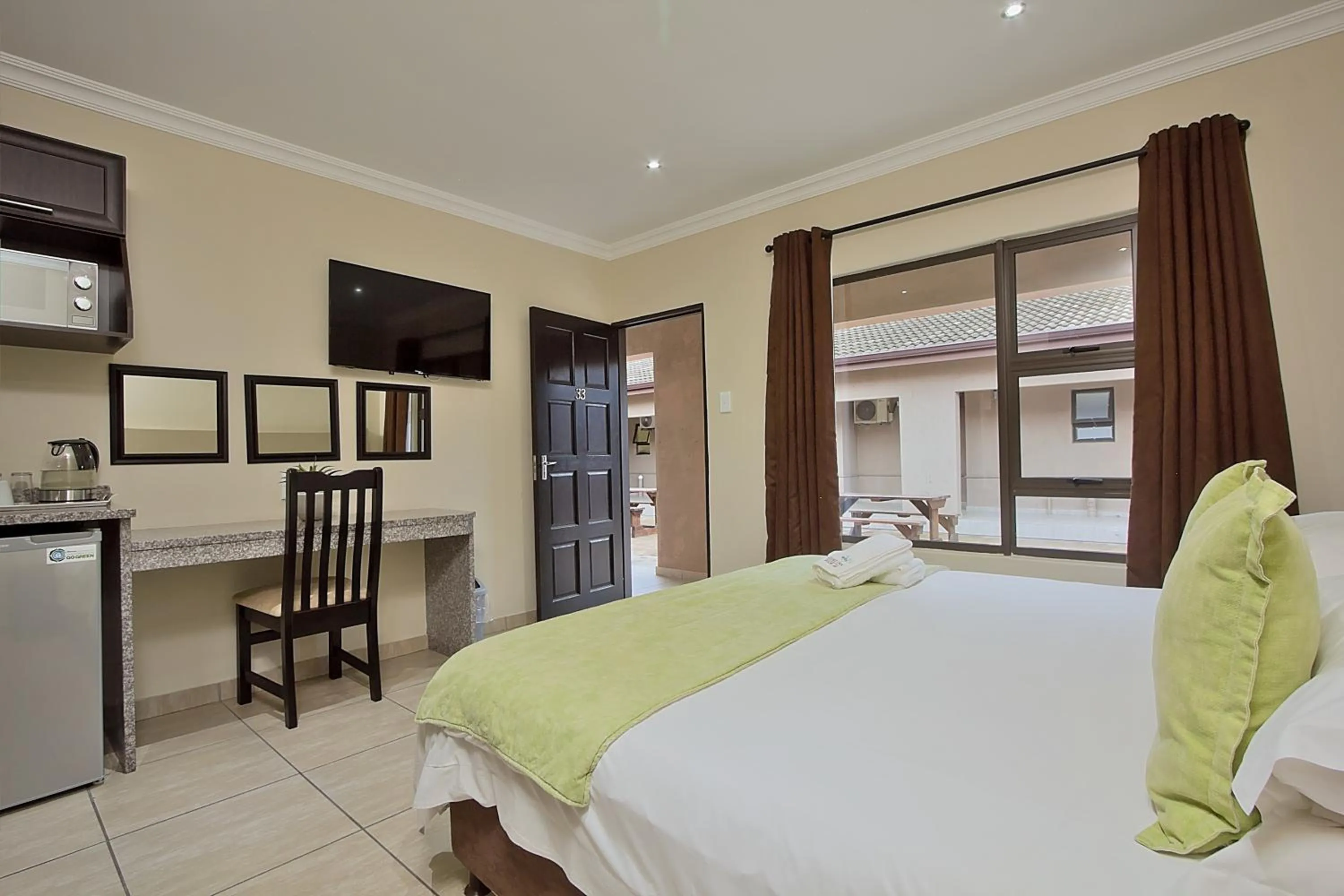 Seating area, Bed in Gecko Inn