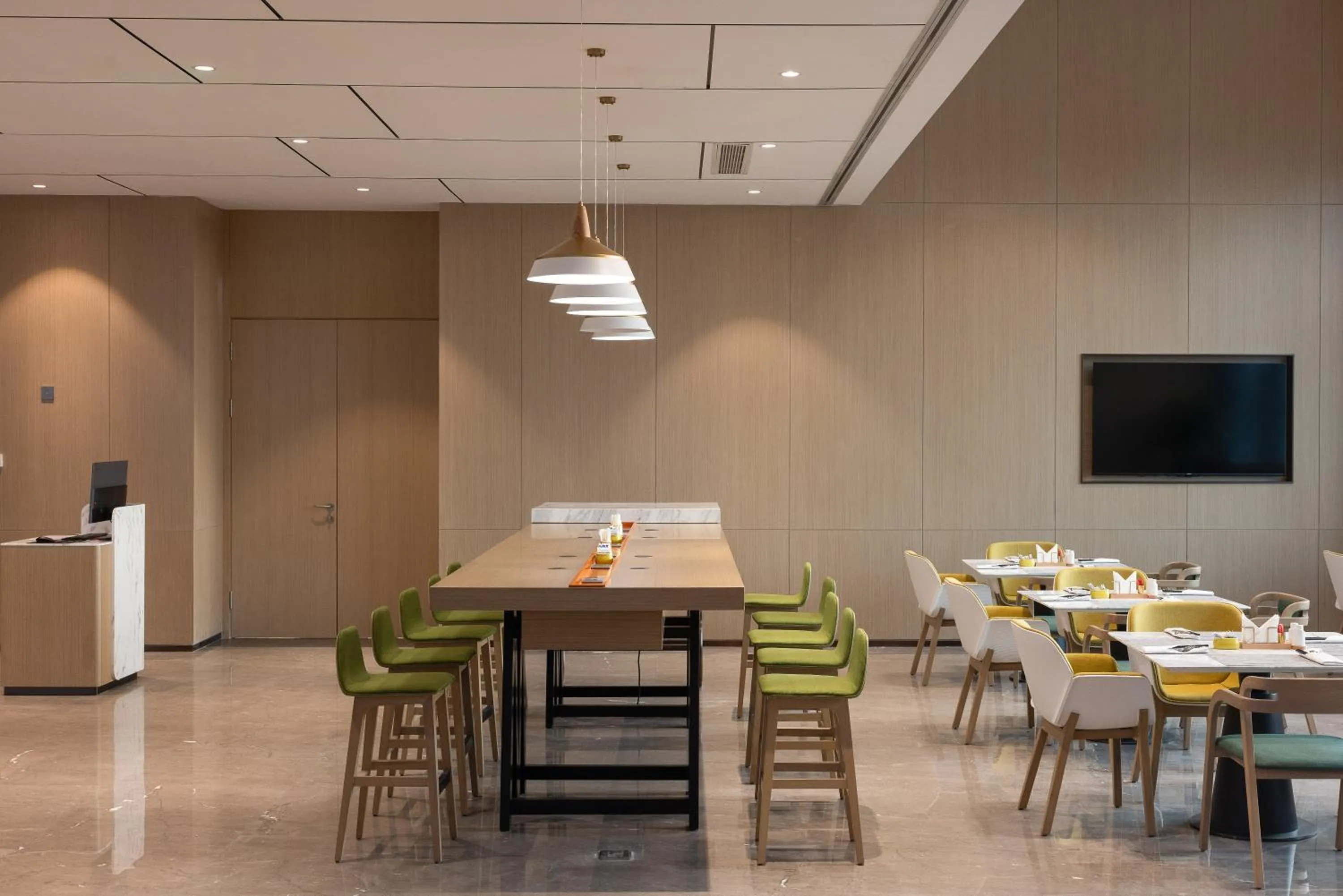 Restaurant/places to eat in Home2 Suite by Hilton Chengdu Huaizhou New Town