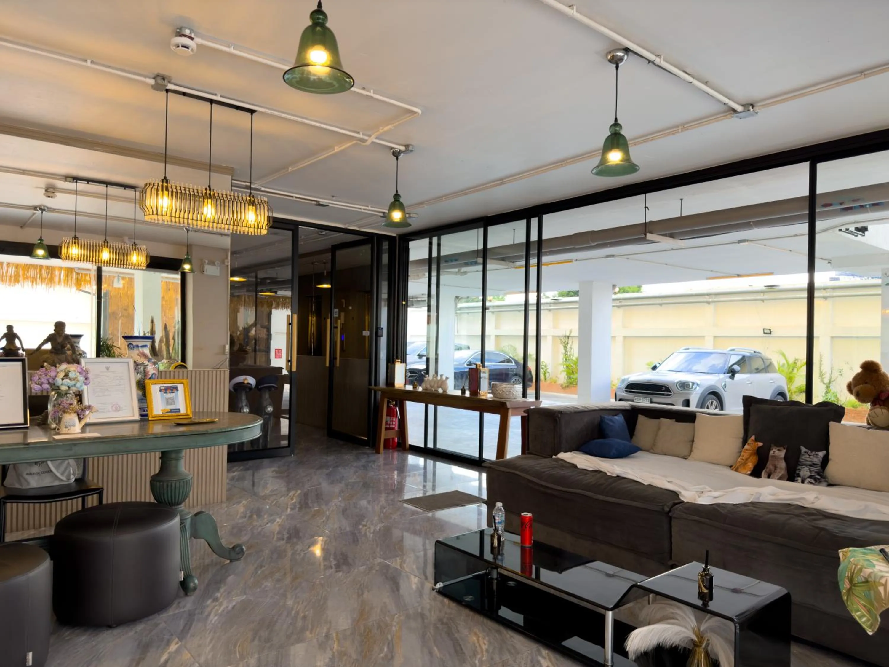 Living room in Breezewood Bangkok Hotel