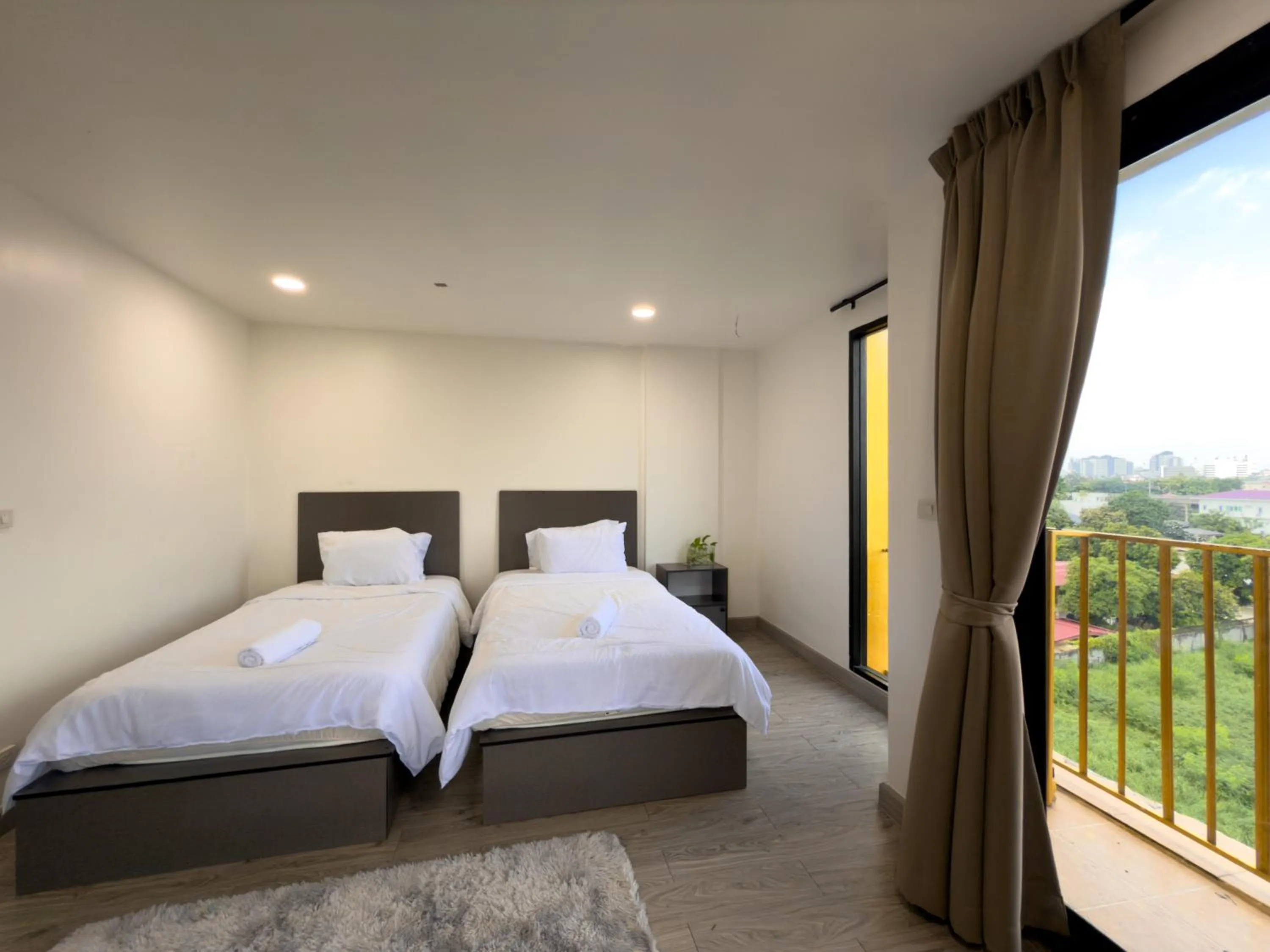 Balcony/Terrace, Bed in Breezewood Bangkok Hotel