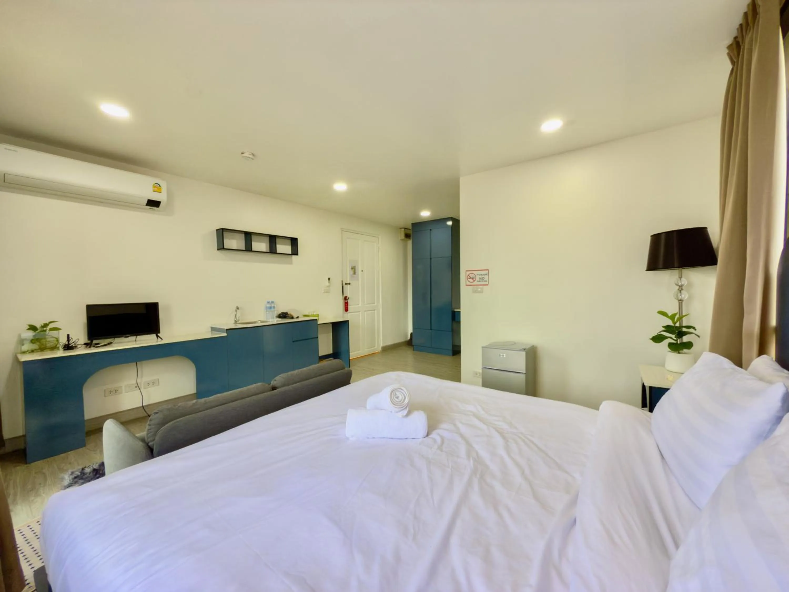 Photo of the whole room, Bed in Breezewood Bangkok Hotel