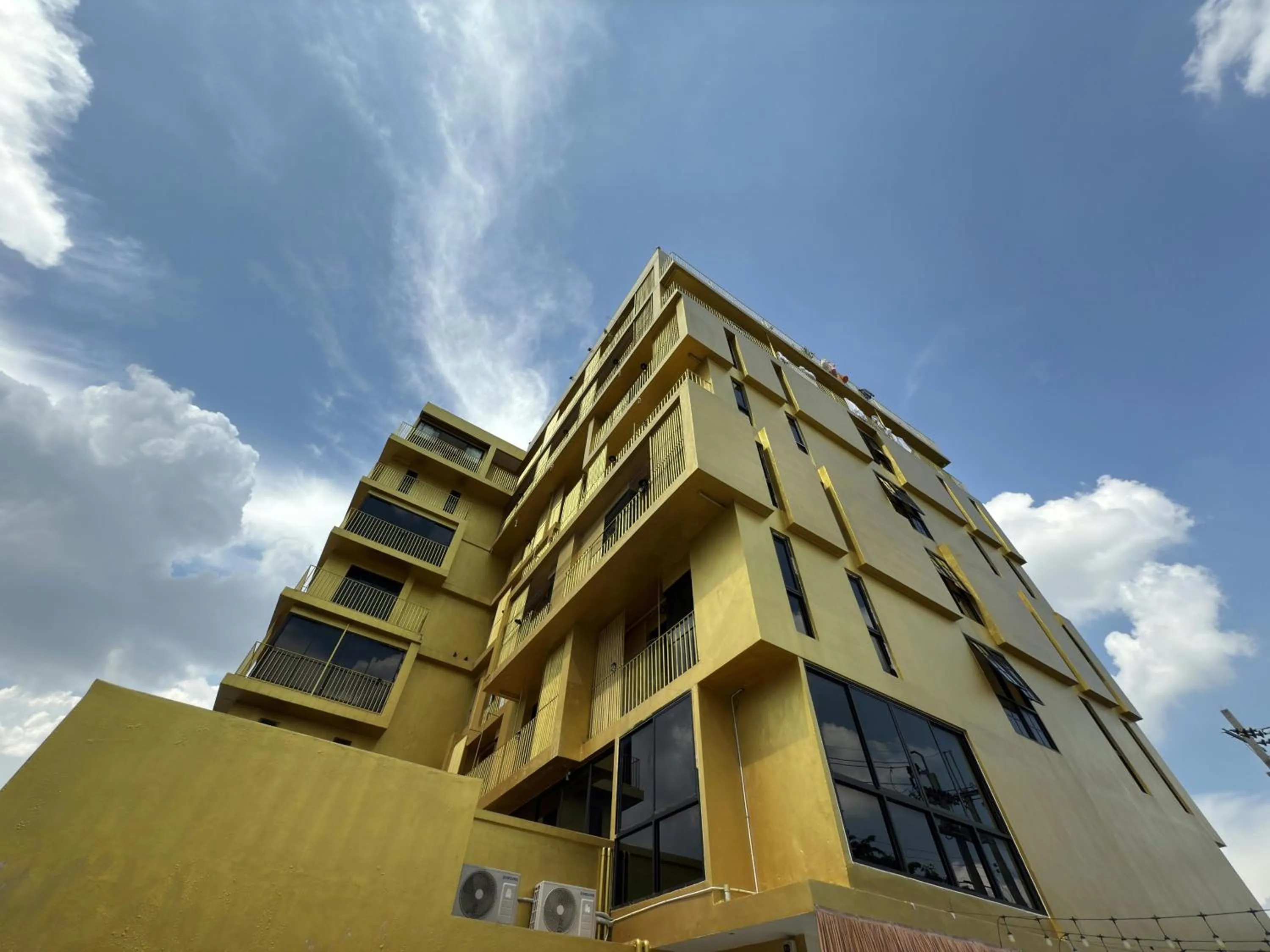 Property building in Breezewood Bangkok Hotel