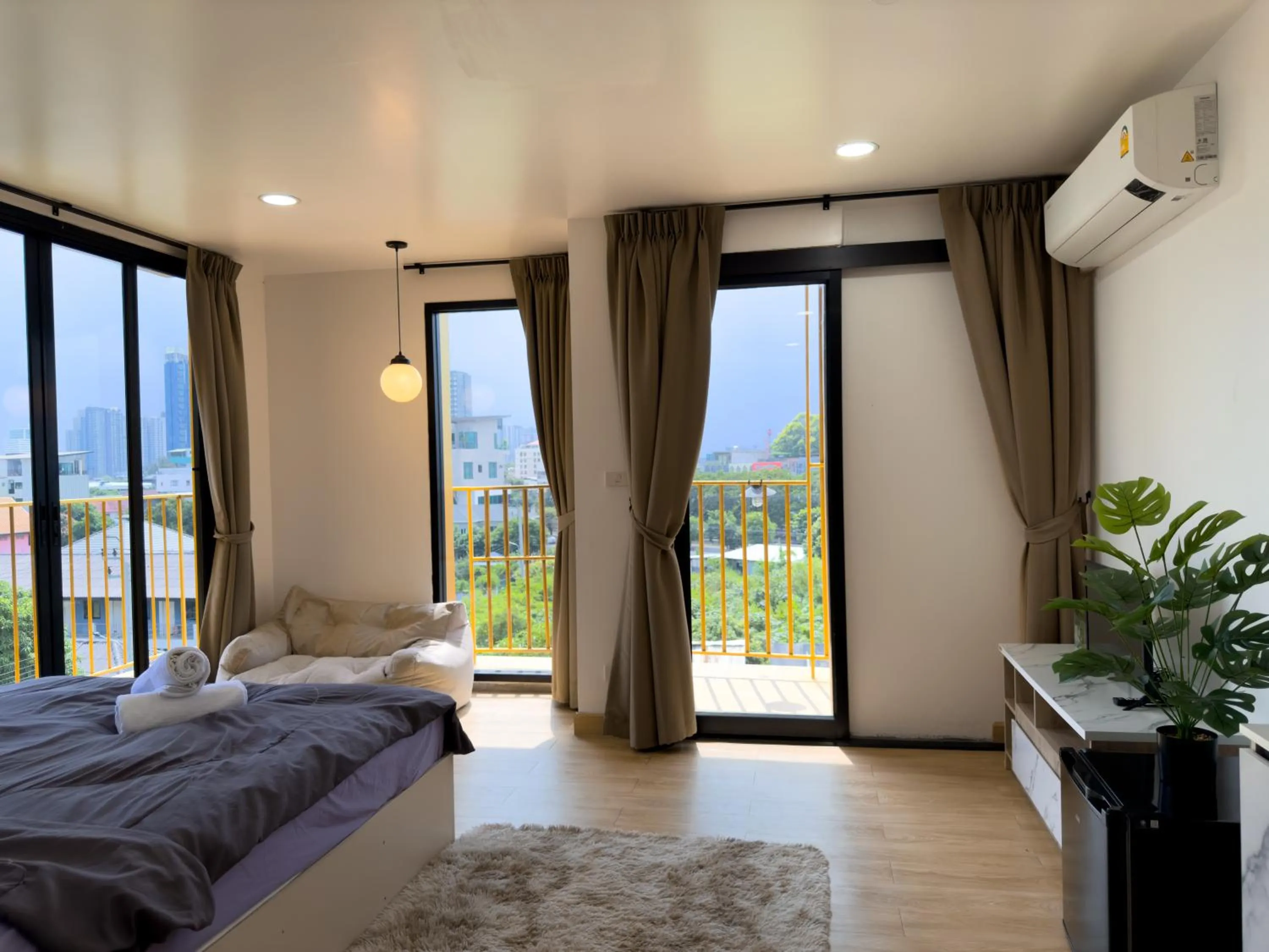 Bed in Breezewood Bangkok Hotel