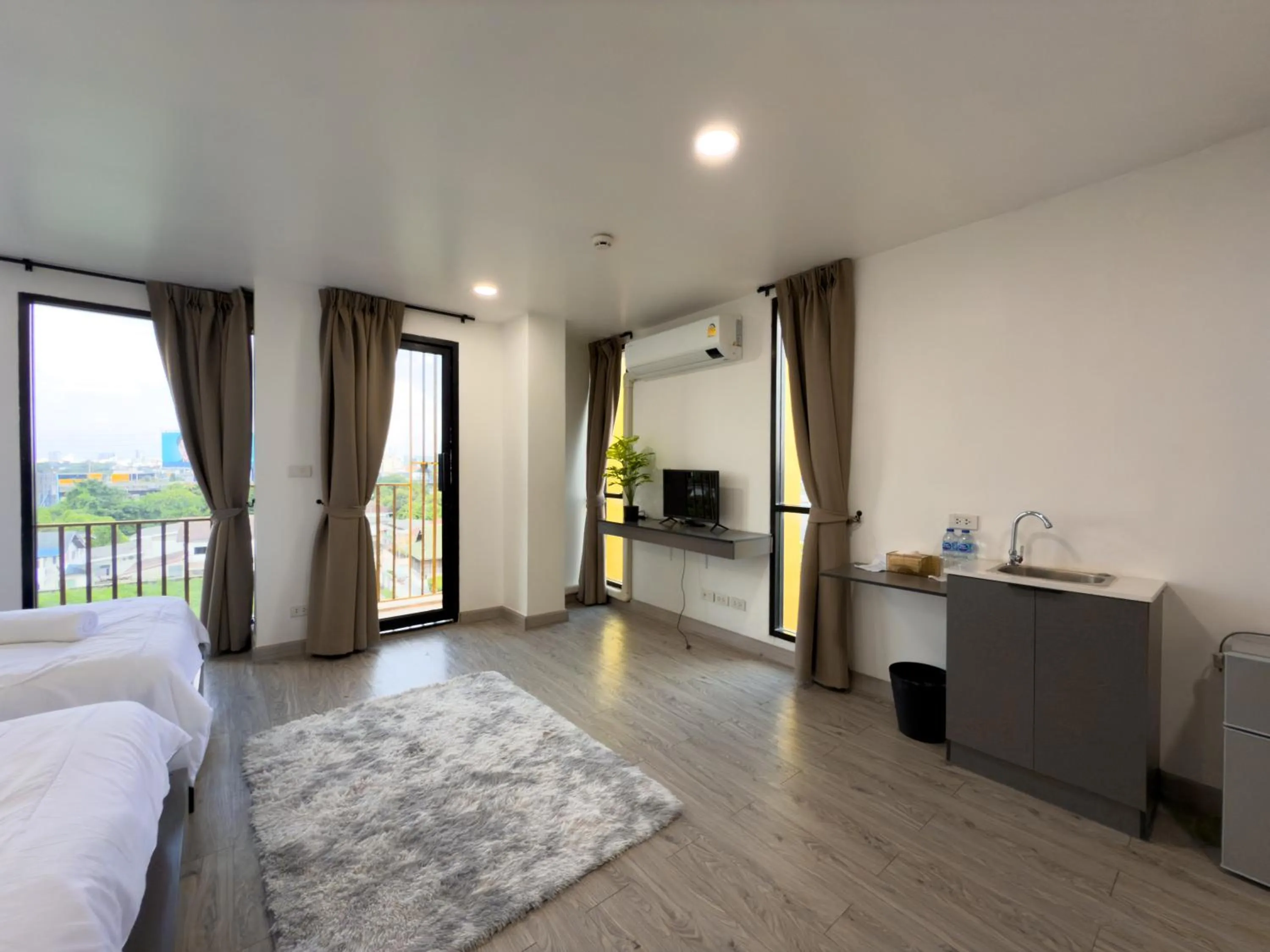 TV and multimedia in Breezewood Bangkok Hotel