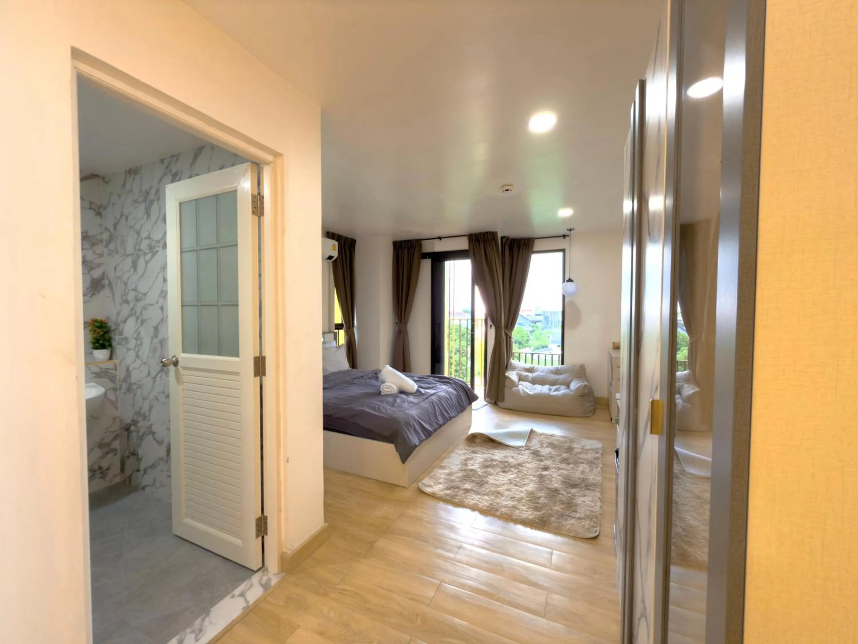 Bathroom, Bed in Breezewood Bangkok Hotel