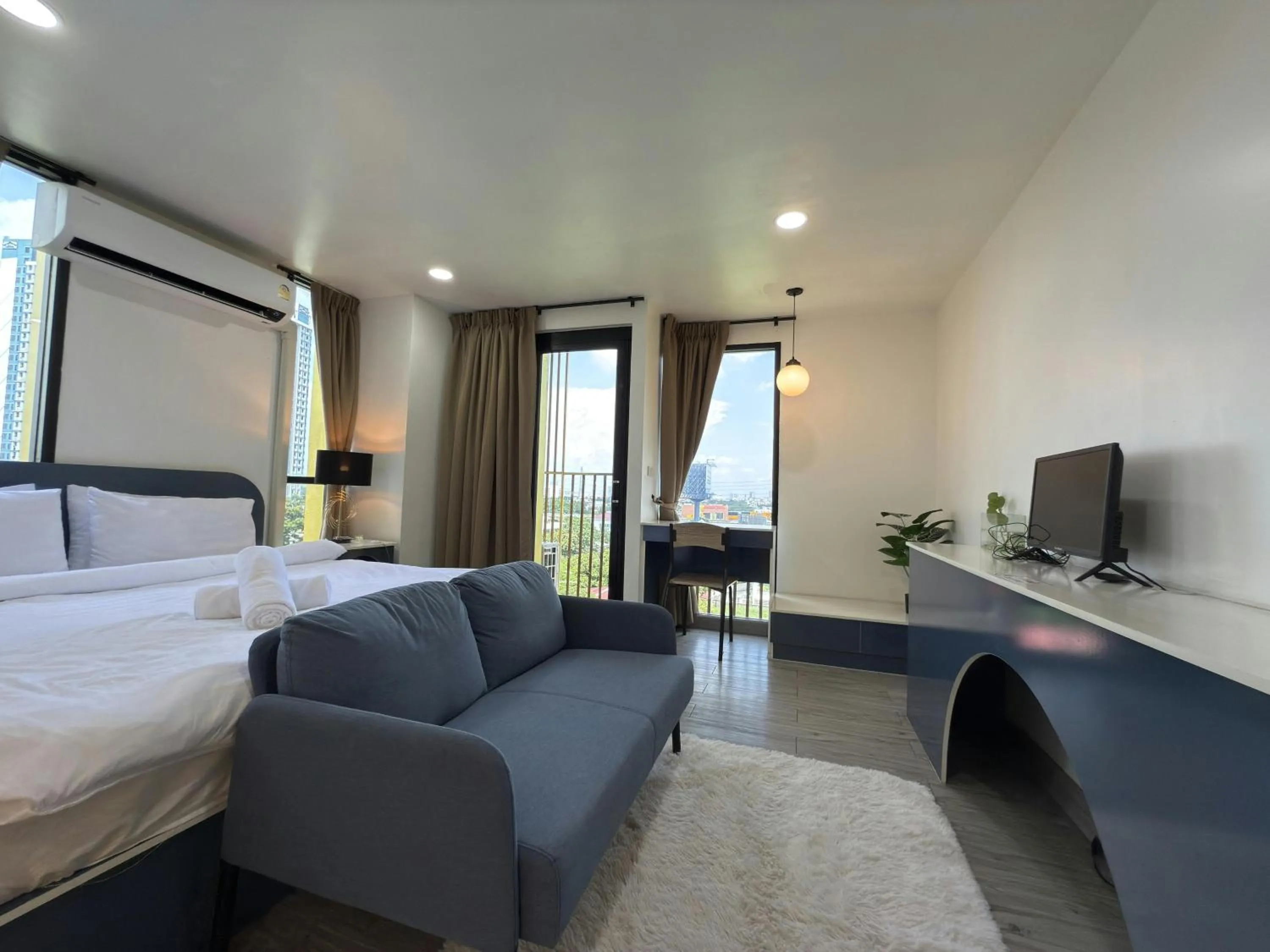 Bed in Breezewood Bangkok Hotel