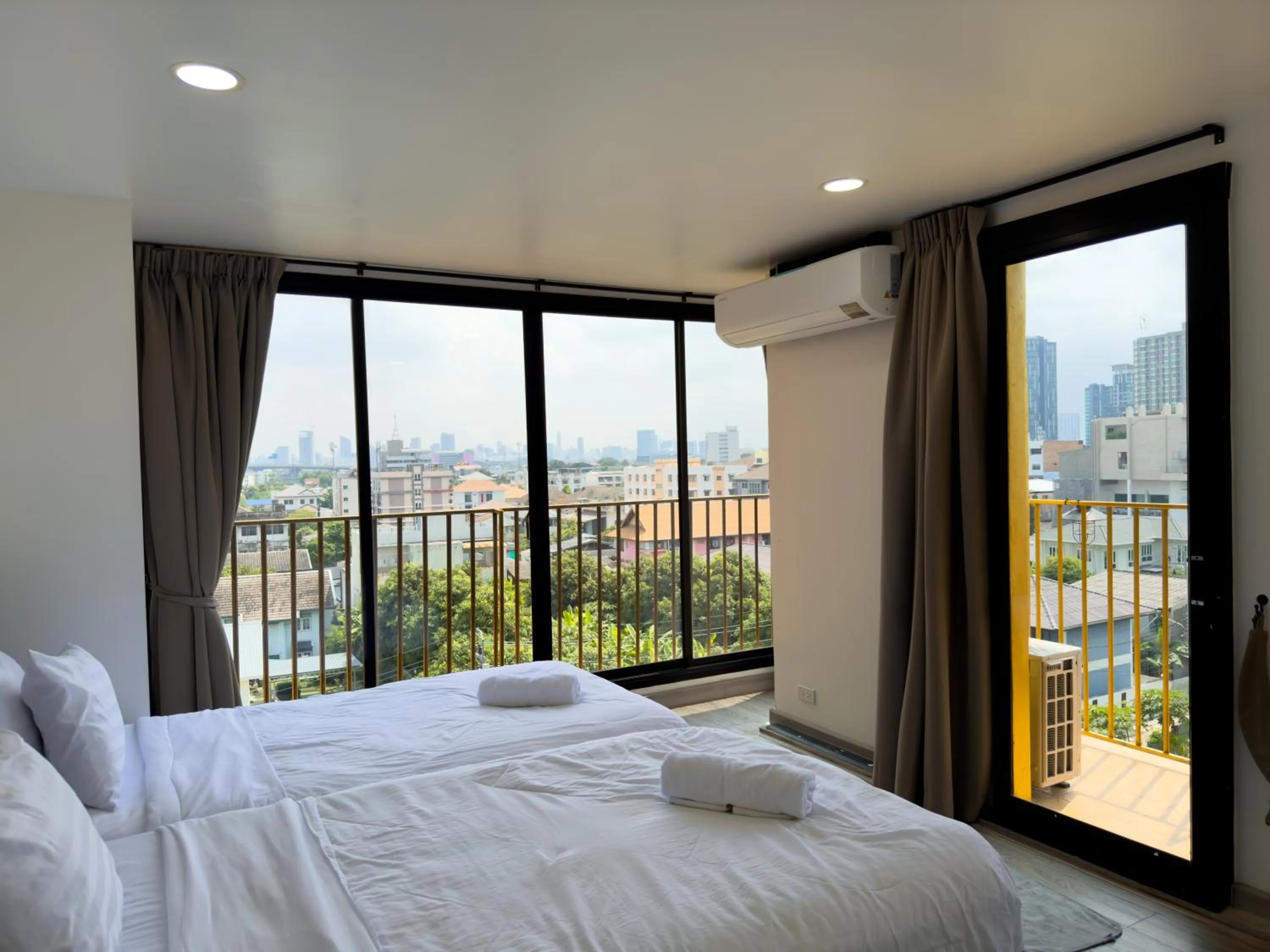 Photo of the whole room, Bed in Breezewood Bangkok Hotel