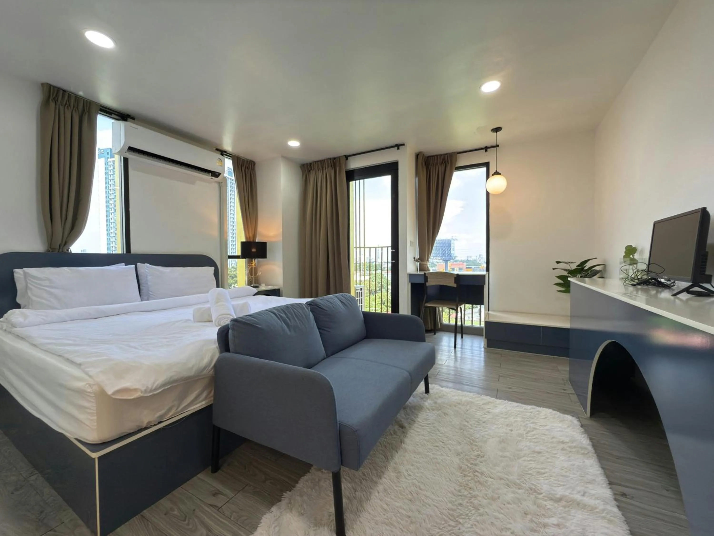 Living room, Bed in Breezewood Bangkok Hotel