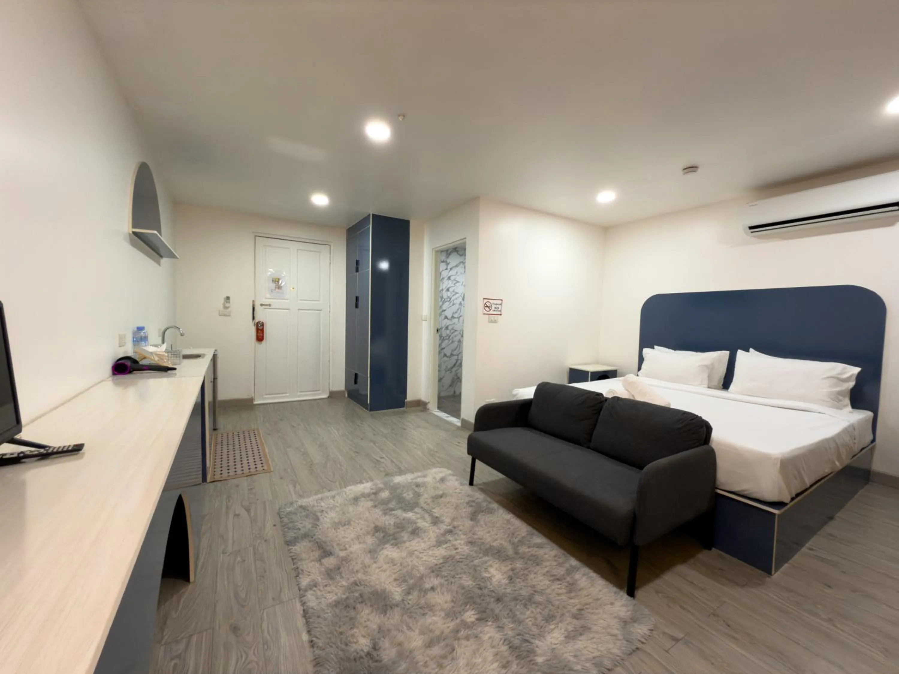 Bed in Breezewood Bangkok Hotel