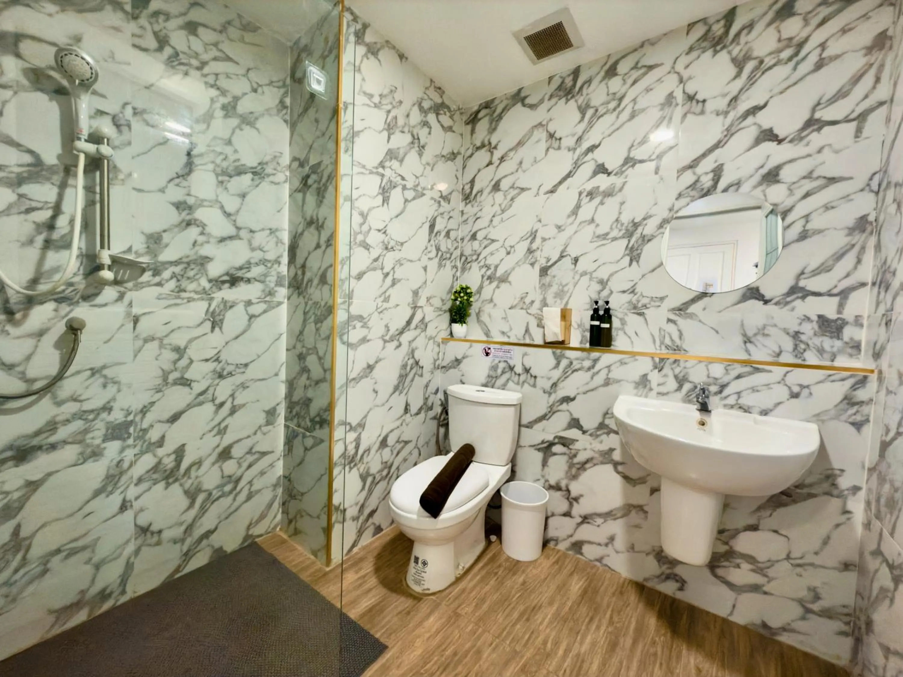 Shower in Breezewood Bangkok Hotel