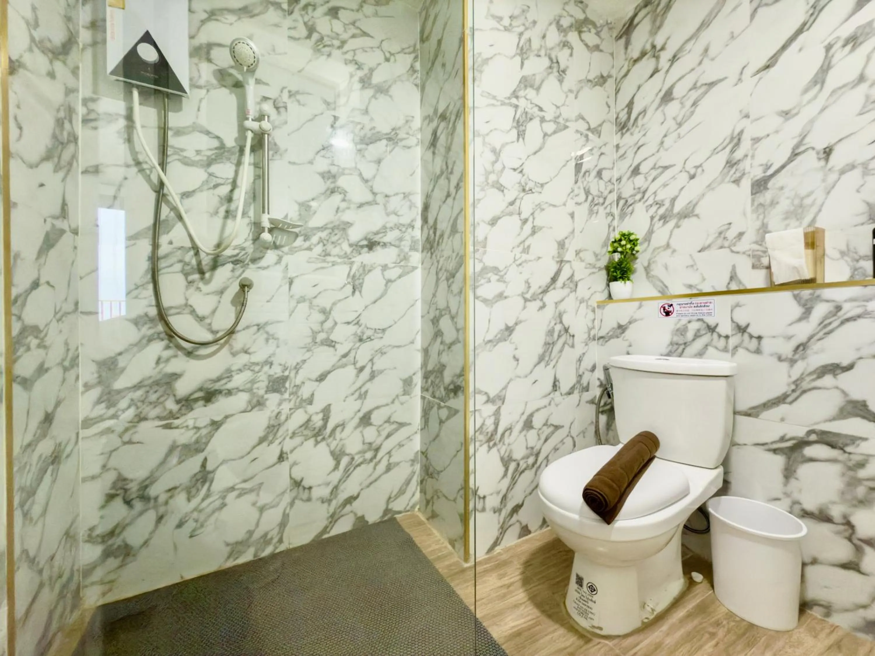 Shower in Breezewood Bangkok Hotel