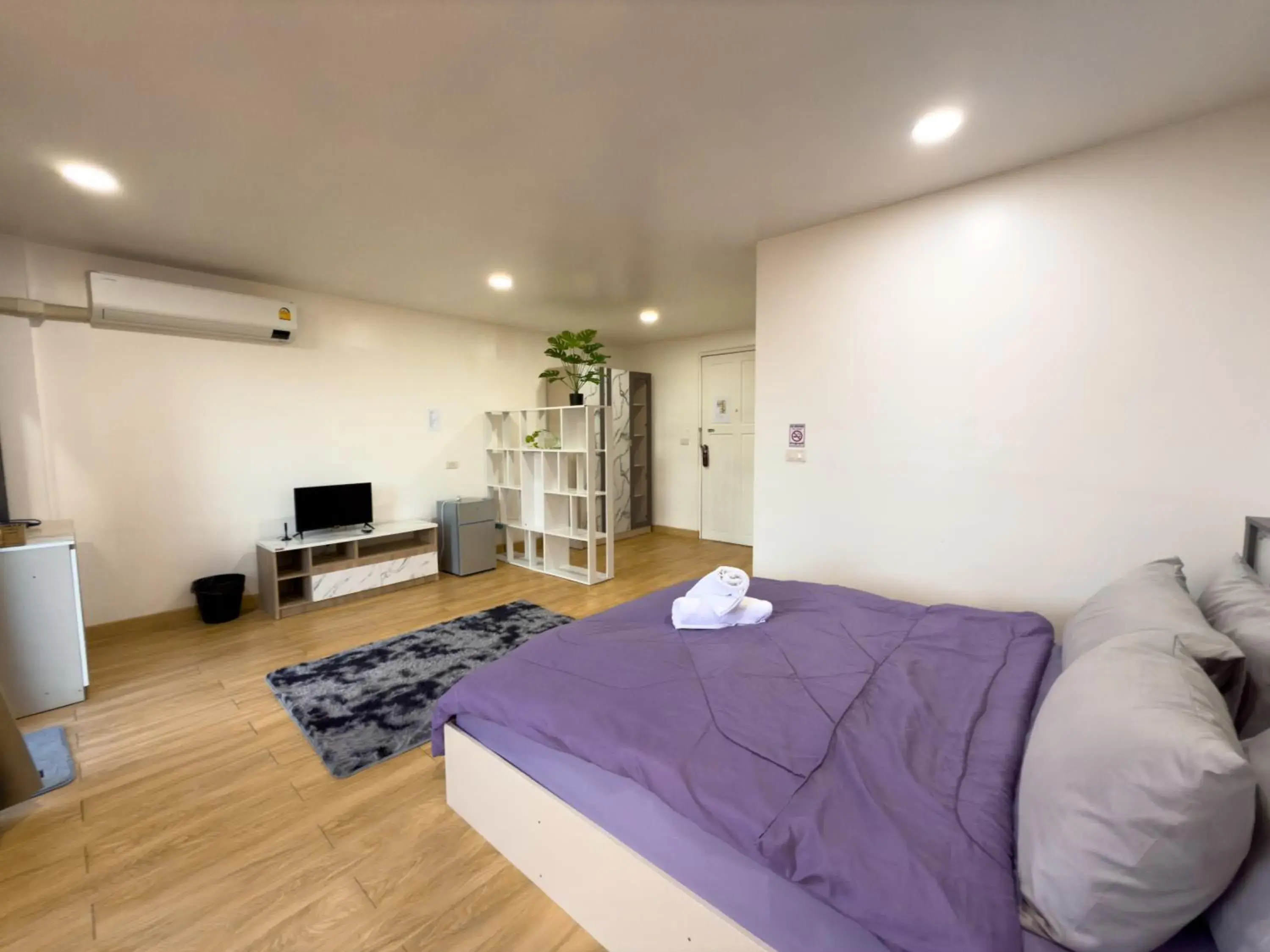 Photo of the whole room, Bed in Breezewood Bangkok Hotel Photo of the whole room, Bed in Breezewood Bangkok Hotel