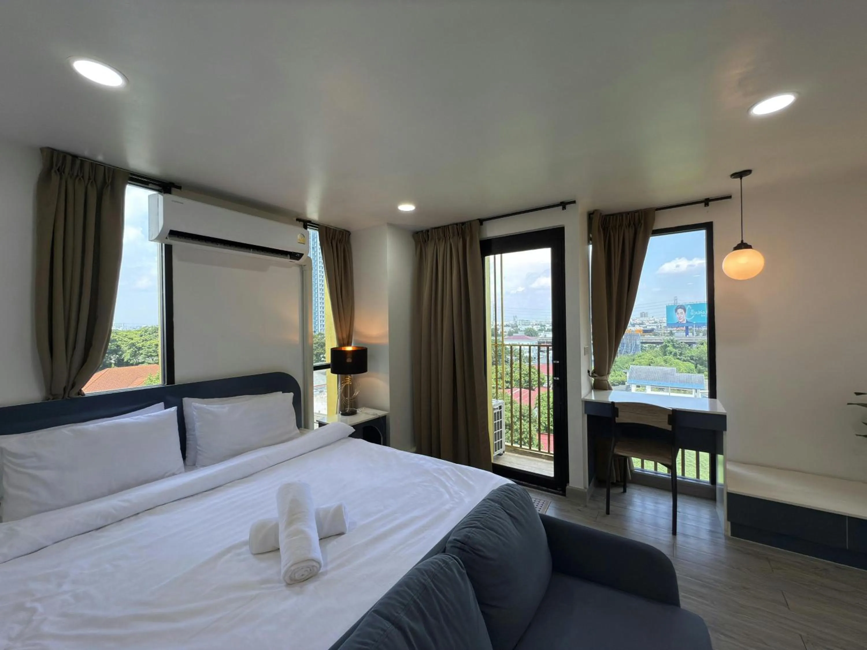 Photo of the whole room, Bed in Breezewood Bangkok Hotel