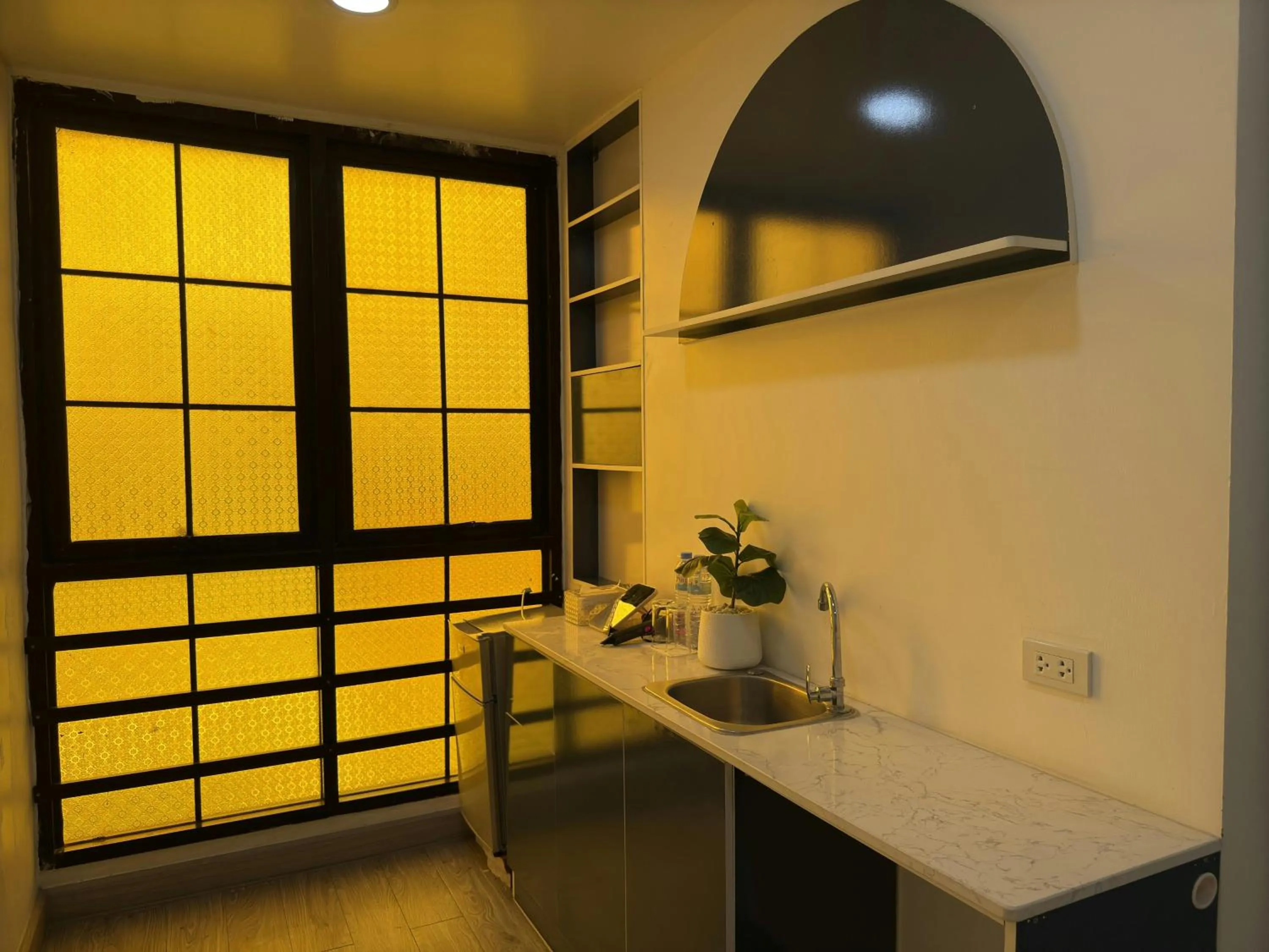 Kitchen or kitchenette in Breezewood Bangkok Hotel