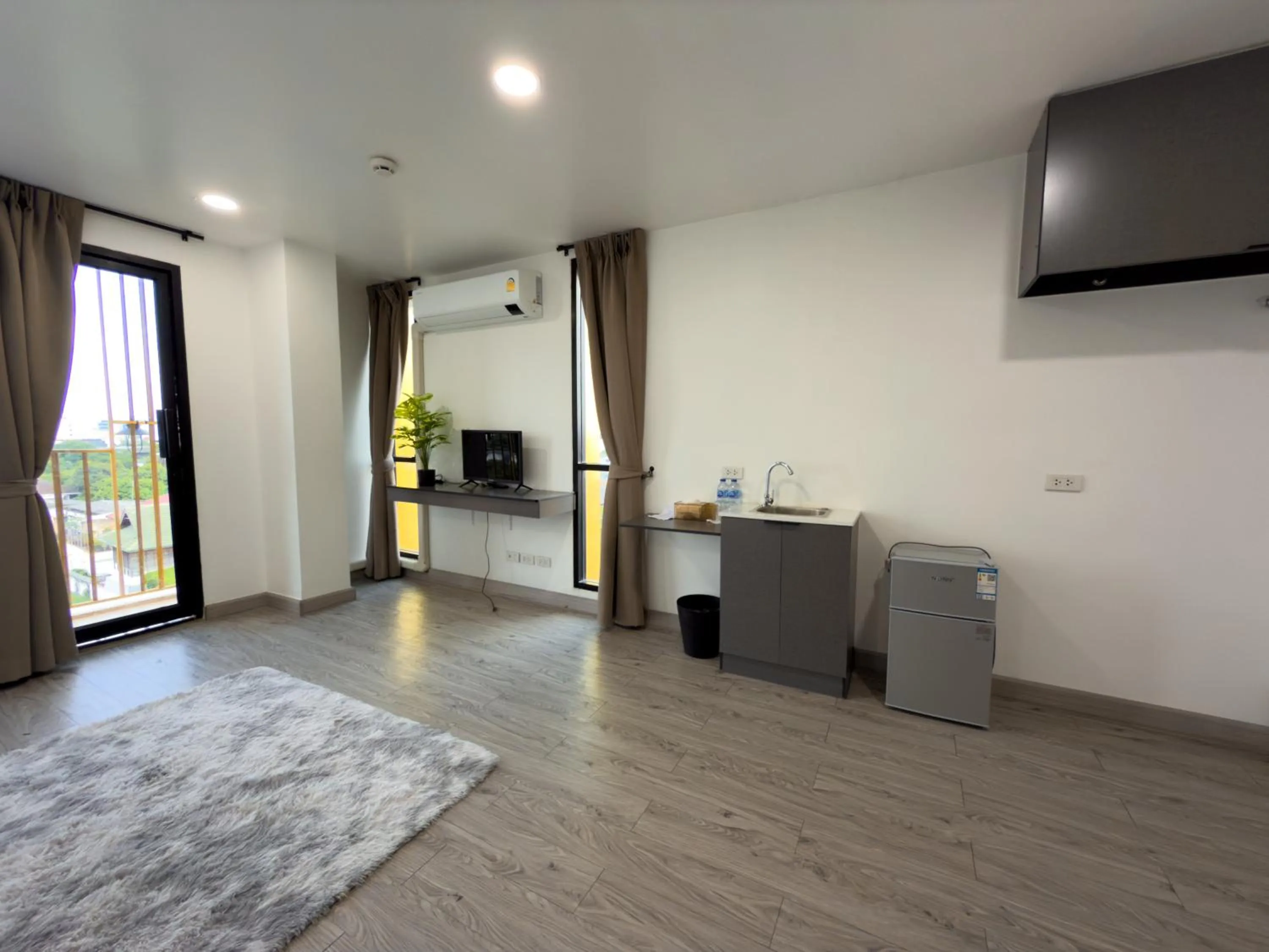 TV and multimedia in Breezewood Bangkok Hotel