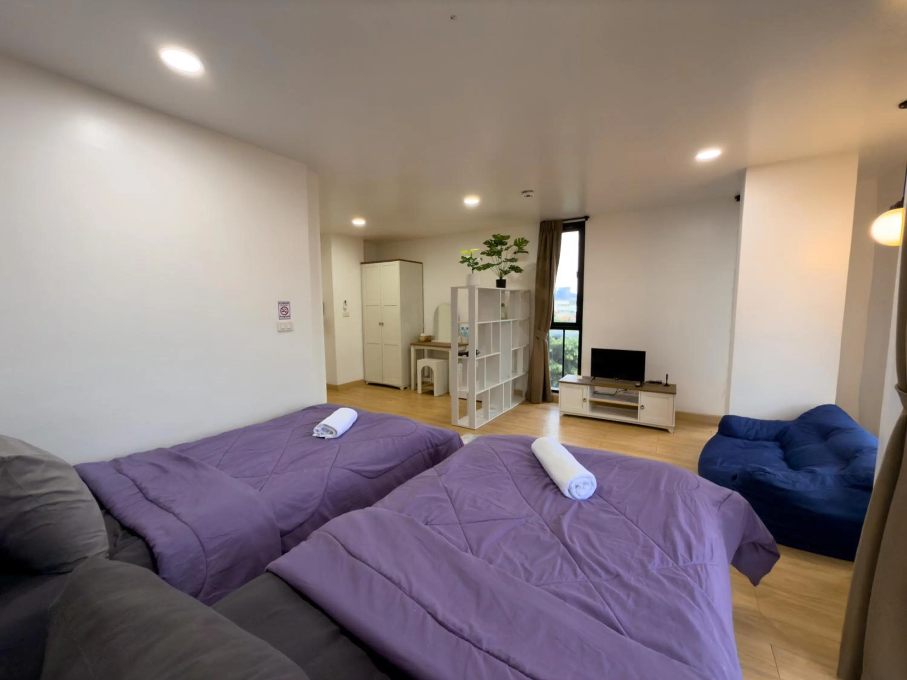 Bed in Breezewood Bangkok Hotel