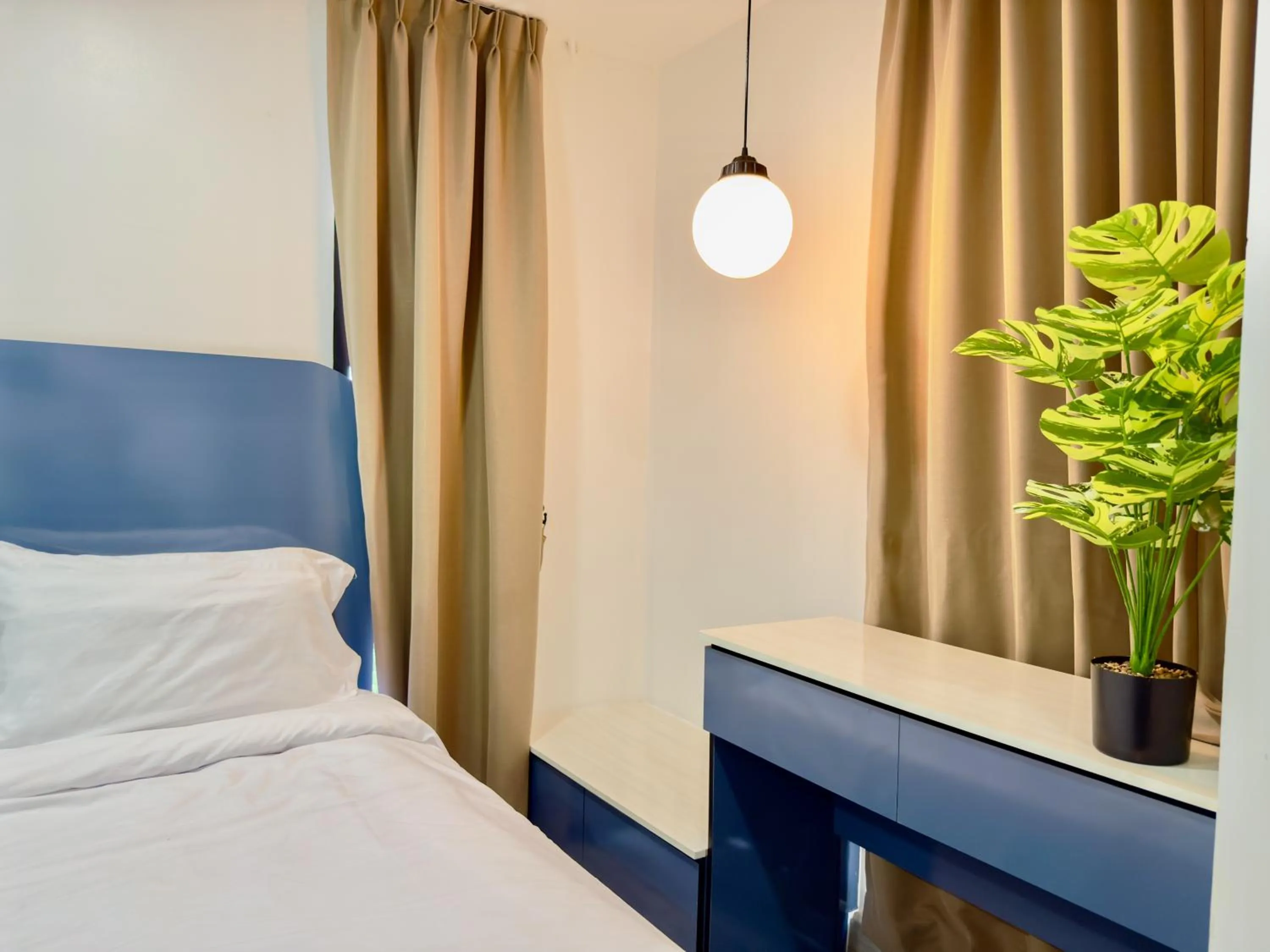 Photo of the whole room, Bed in Breezewood Bangkok Hotel