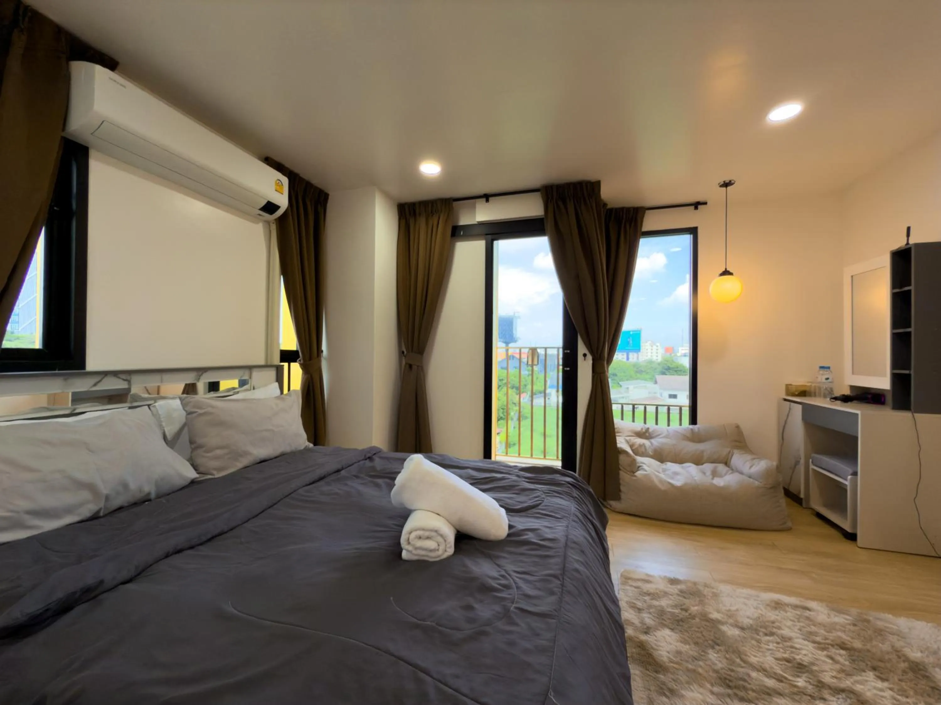 Bed in Breezewood Bangkok Hotel