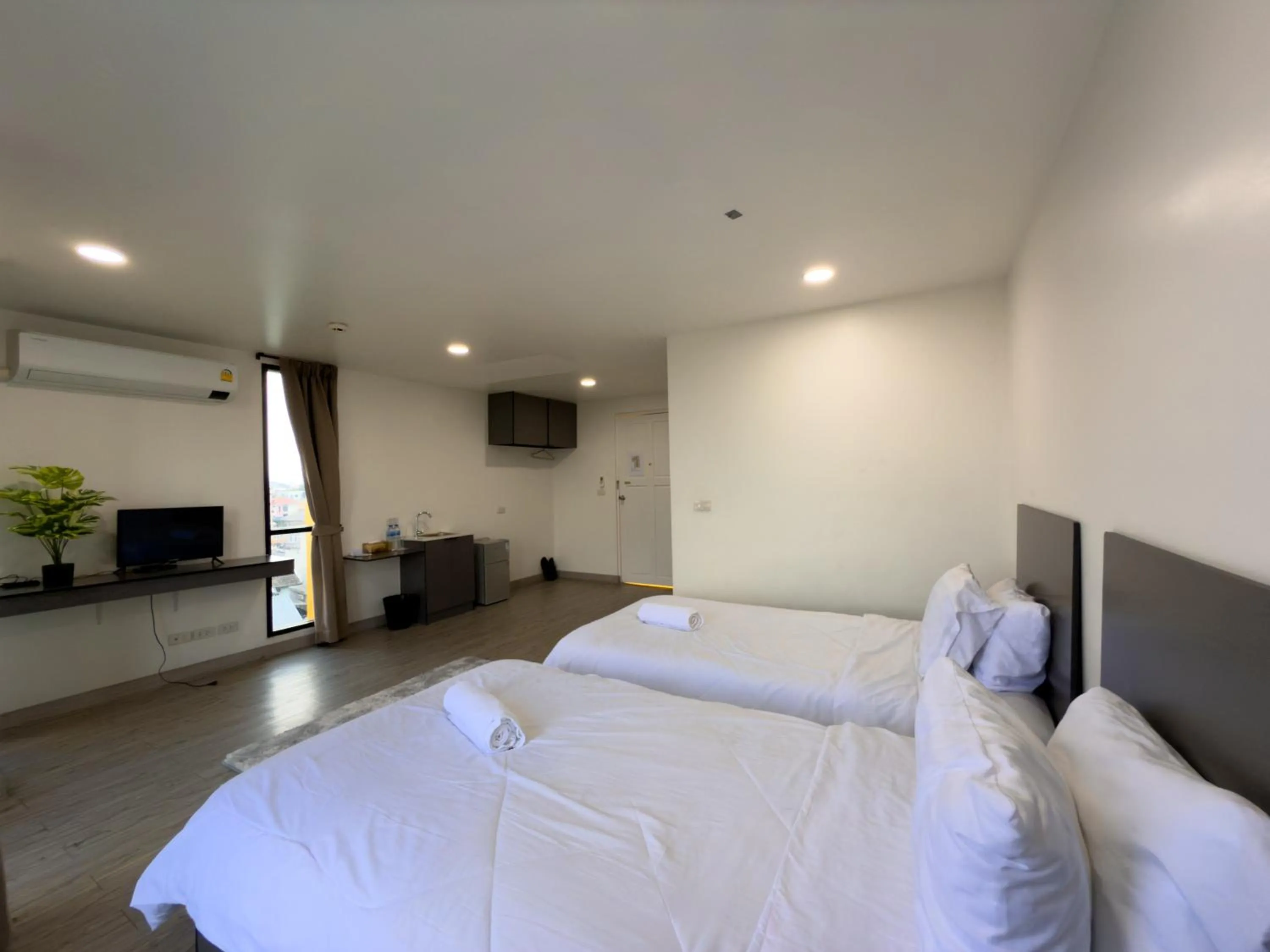 Bed in Breezewood Bangkok Hotel