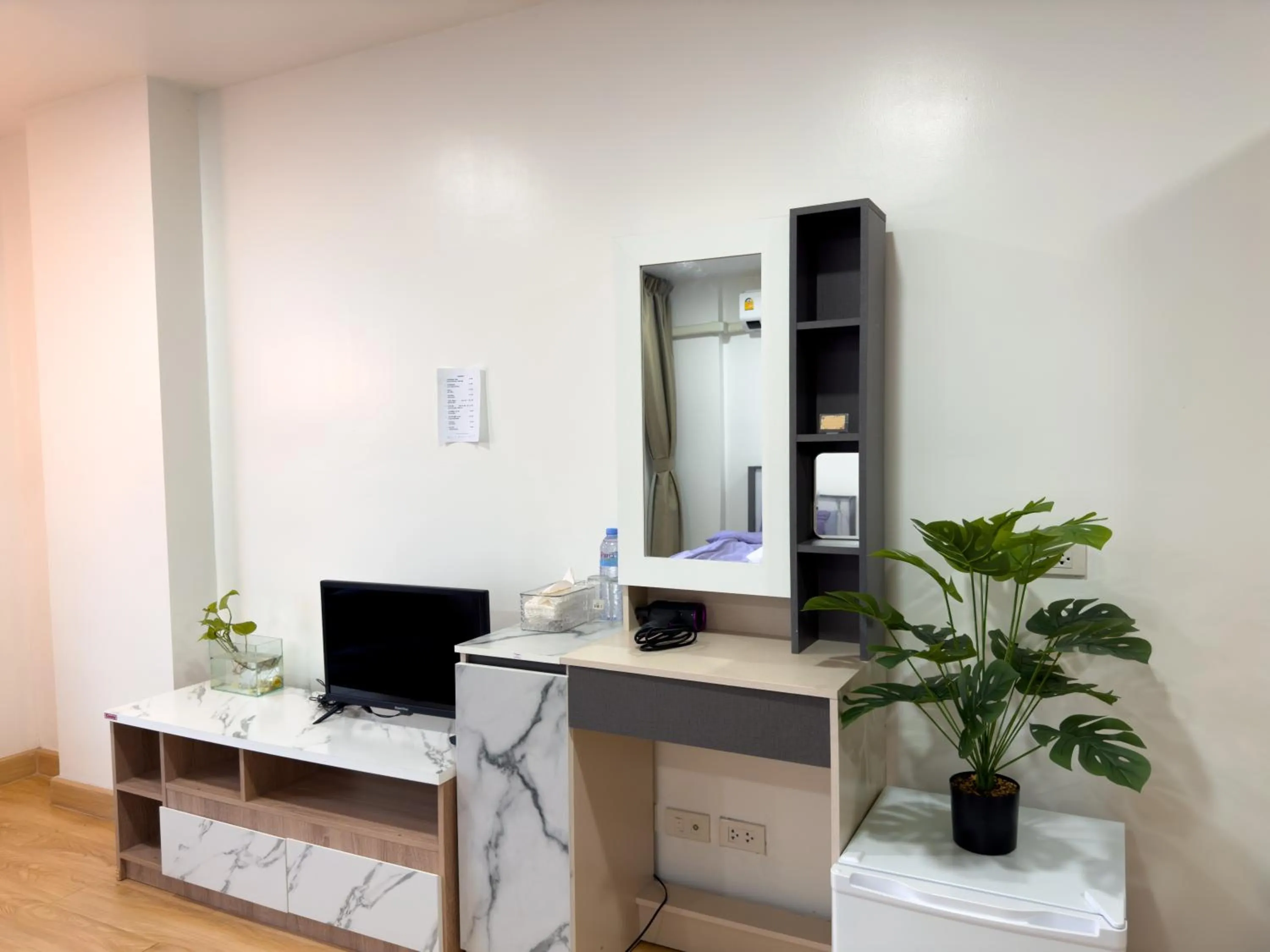 TV and multimedia in Breezewood Bangkok Hotel