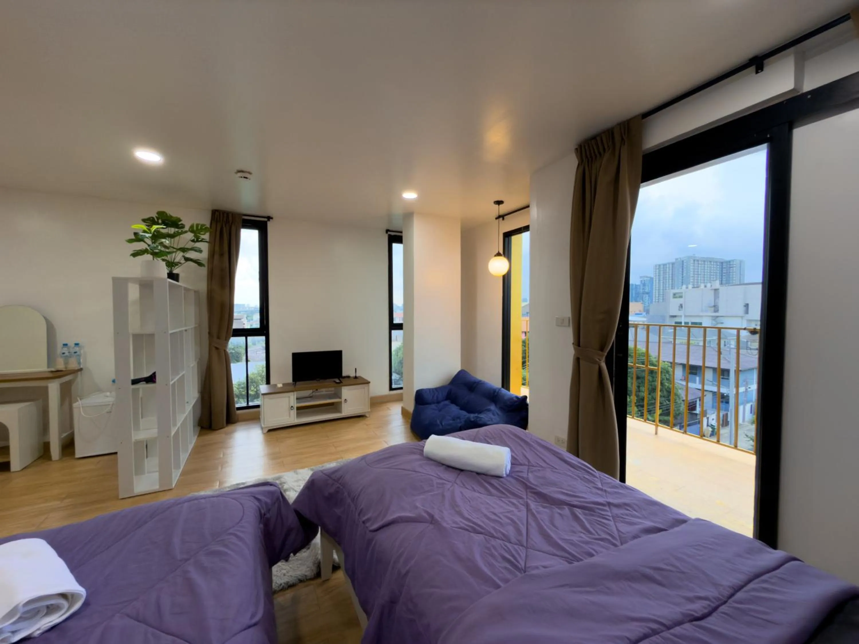 Communal lounge/ TV room in Breezewood Bangkok Hotel