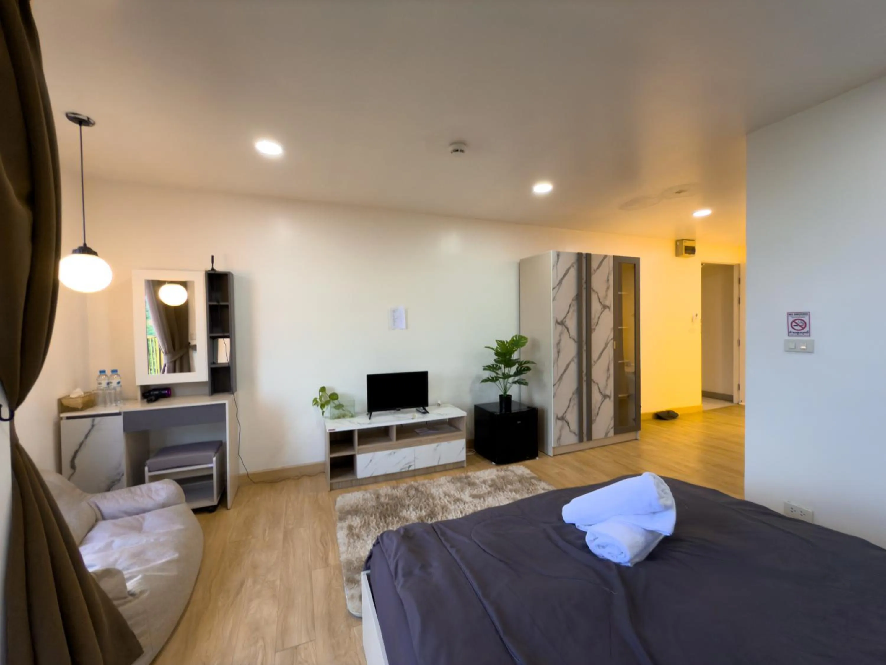 Bed in Breezewood Bangkok Hotel