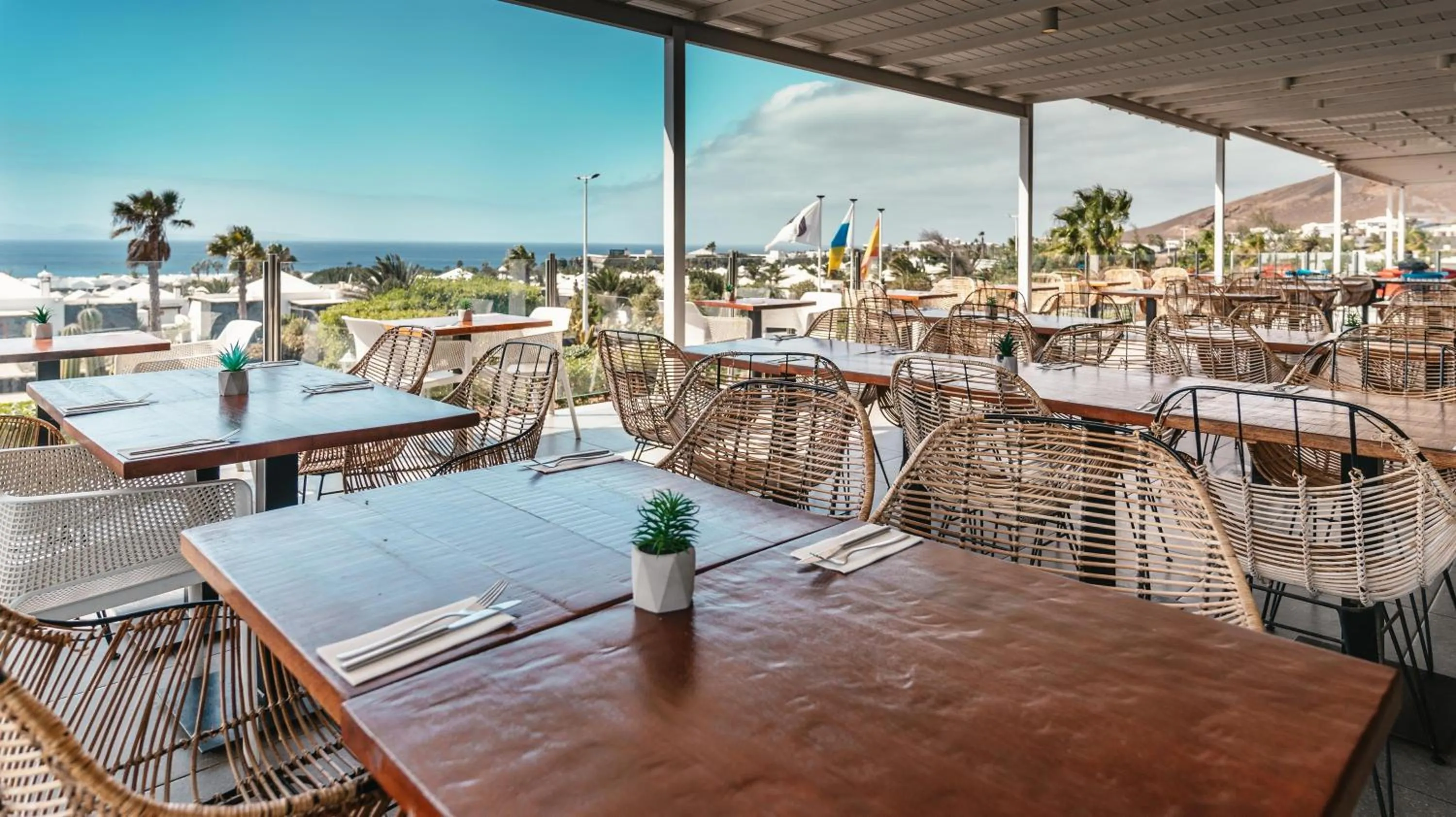 Restaurant/places to eat in BLUESEA Alyssa Suite Hotel