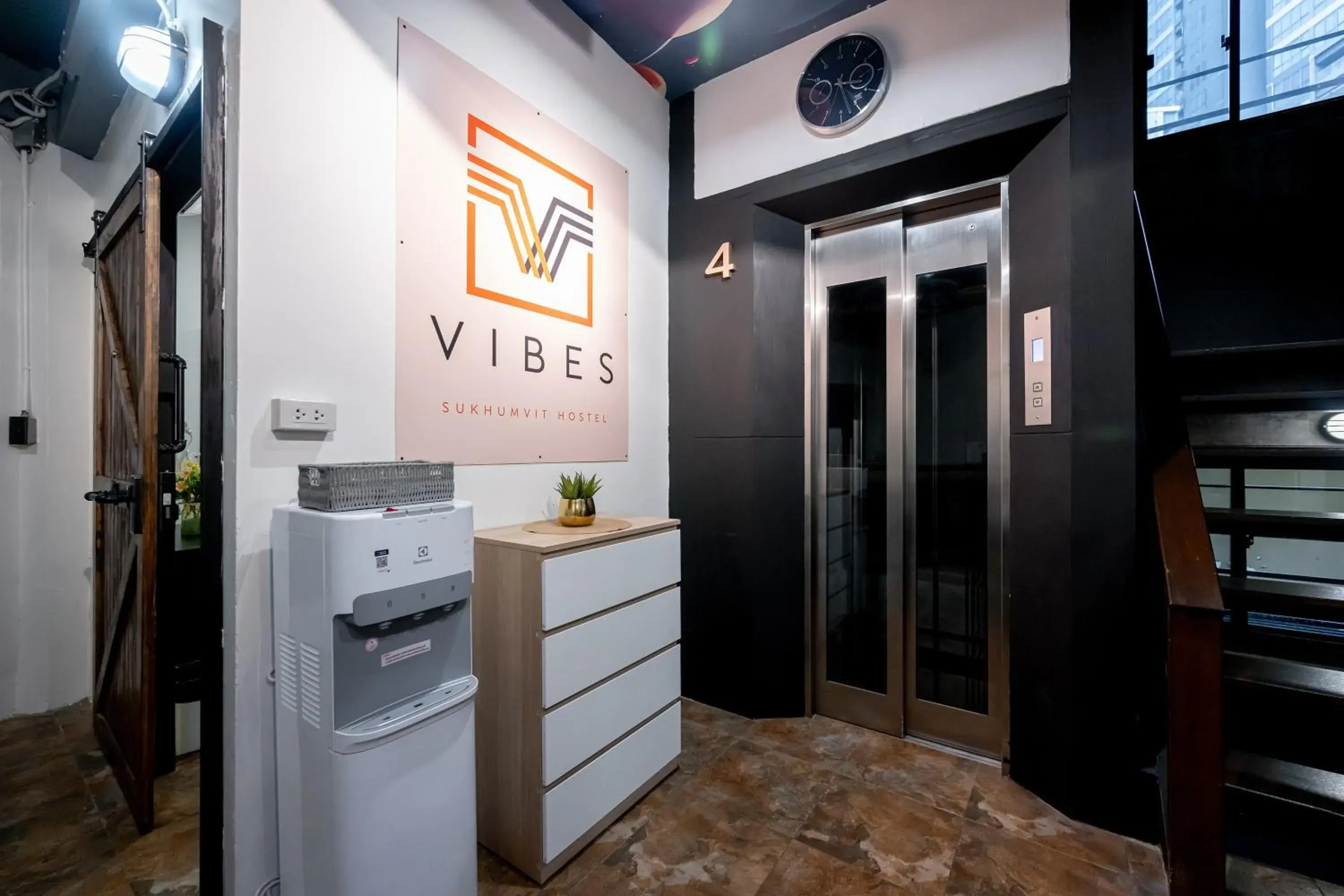 Property building in Vibes Hostel Bangkok Property building in Vibes Hostel Bangkok