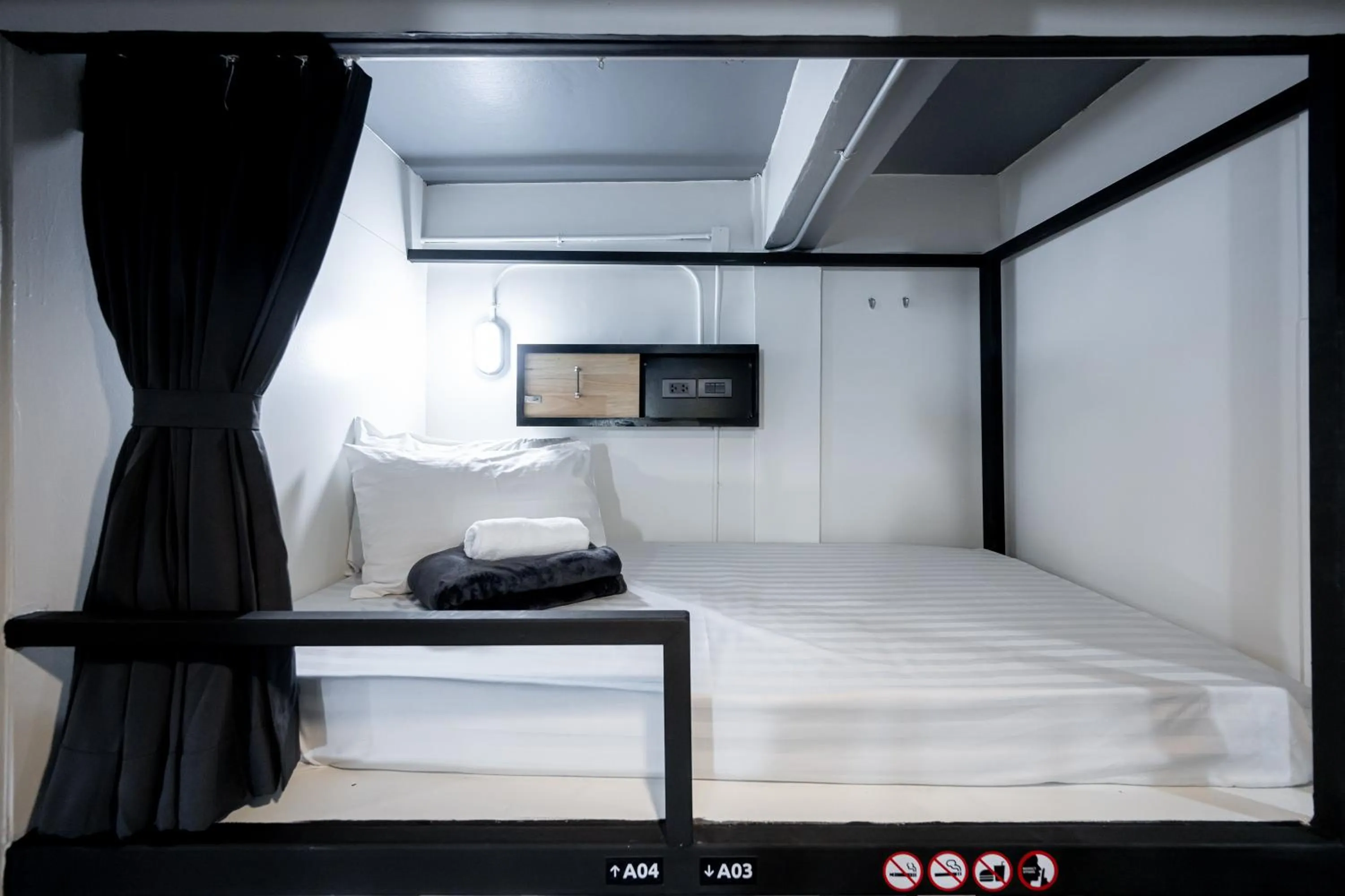 Bedroom, Bed in Vibes Hostel Bangkok