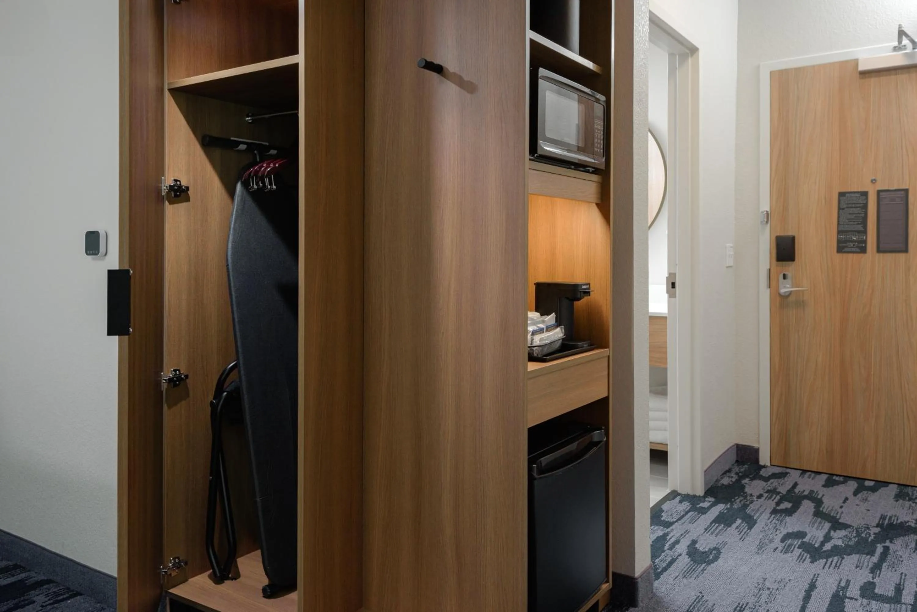 flat iron, Bed in Fairfield by Marriott Inn & Suites Cincinnati Oakley