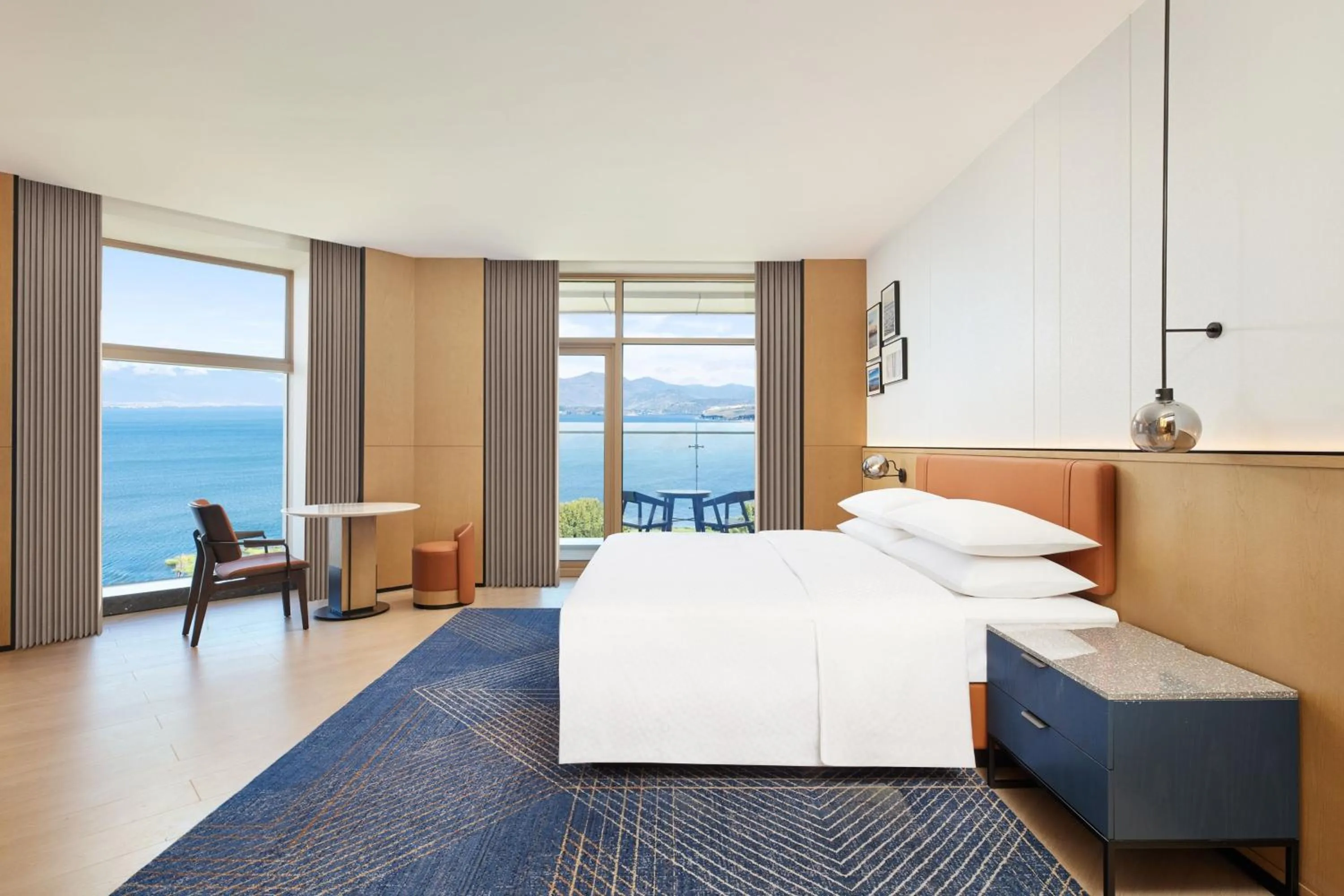 Photo of the whole room, Bed in Four Points by Sheraton Dali, Erhai