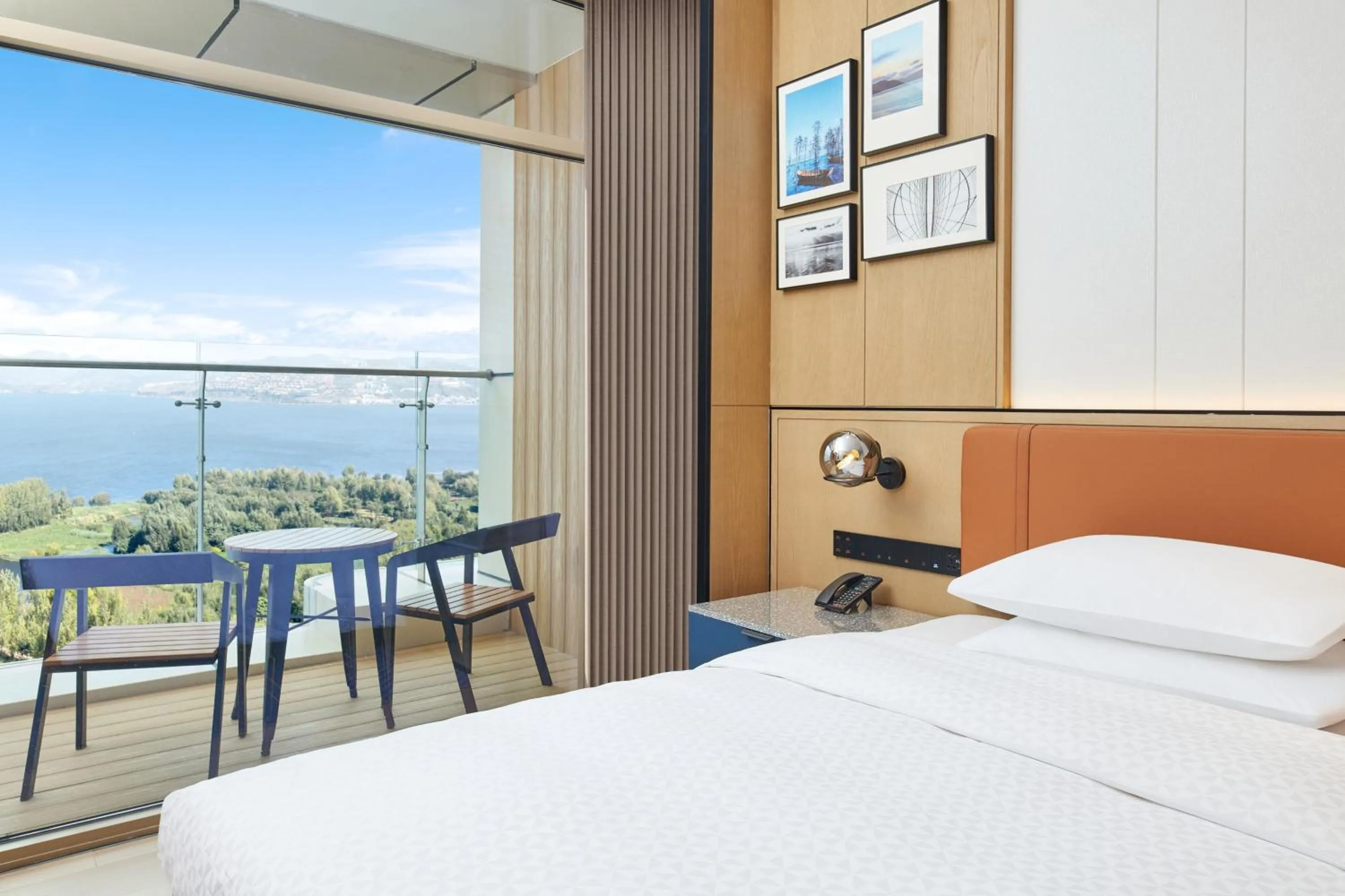 Photo of the whole room, Bed in Four Points by Sheraton Dali, Erhai