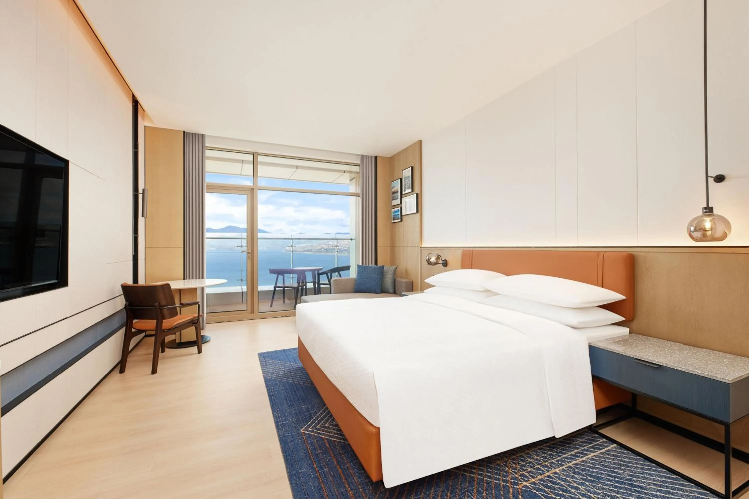 Photo of the whole room, Bed in Four Points by Sheraton Dali, Erhai